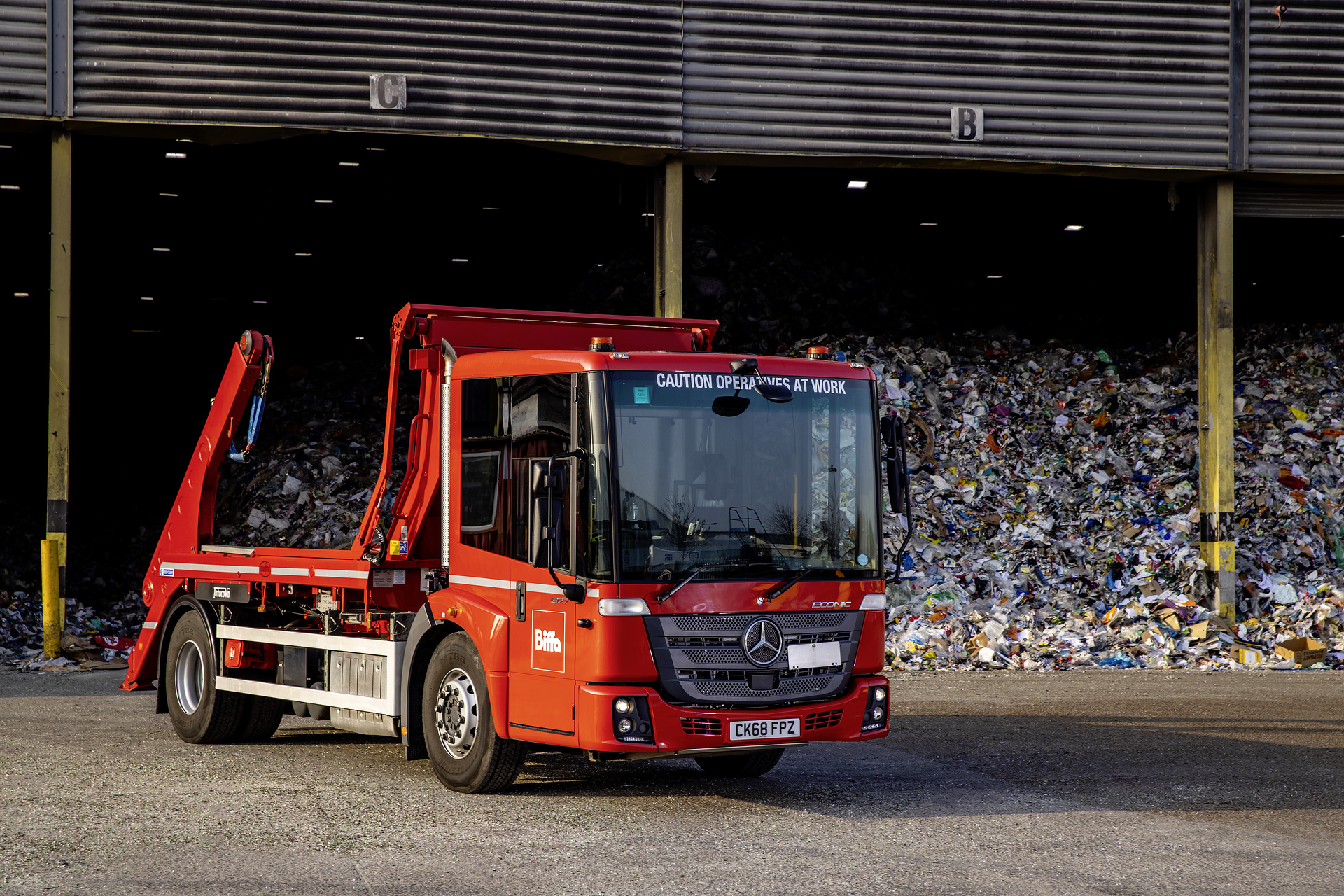 43 neue Mercedes-Benz Econic mit Spezialaufbauten für Großbritannien