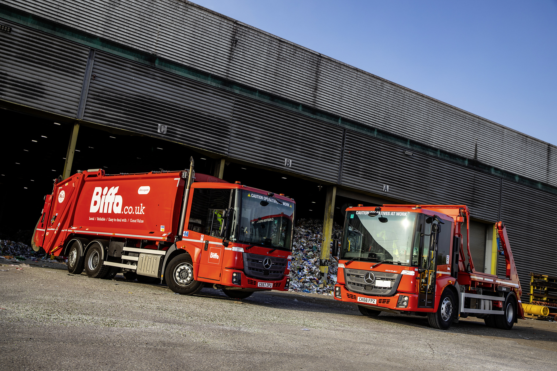 Biffa, eines der führende Entsorgungs- und Recyclingunternehmen in Großbritannien, setzt in seinem Fuhrpark zunehmend auf den Mercedes-Benz Econic. 43 neue Econic Fahrzeuge zur Abfallsammlung, darunter erstmals auch fünf Absetzkipper und Abrollkipper für den Erprobungseinsatz in London, sind soeben ausgeliefert worden. Das Foto zeigt das Abfallsammelfahrzeug Econic 2630 L (links) und den Absetzkipper Econic 1827 L. 43 neue Mercedes-Benz Econic mit Spezialaufbauten für Großbritannien