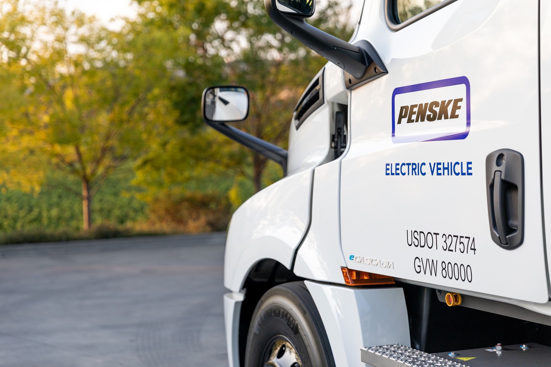 Customer Penske will be operating the Freightliner eCascadia in regional traffic in Southern California. Daimler delivers its first electric Freightliner eCascadia to US customers