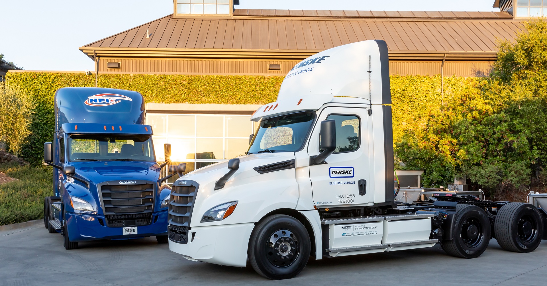 Daimler delivers its first electric Freightliner eCascadia to US customers Penske Truck Leasing and NFI Industries. Daimler delivers its first electric Freightliner eCascadia to US customers