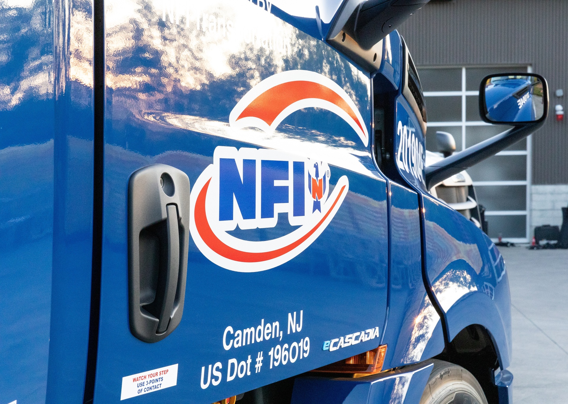 NFI will employ the eCascadia in drayage operations at both the ports of Los Angeles and Long Beach. Daimler delivers its first electric Freightliner eCascadia to US customers