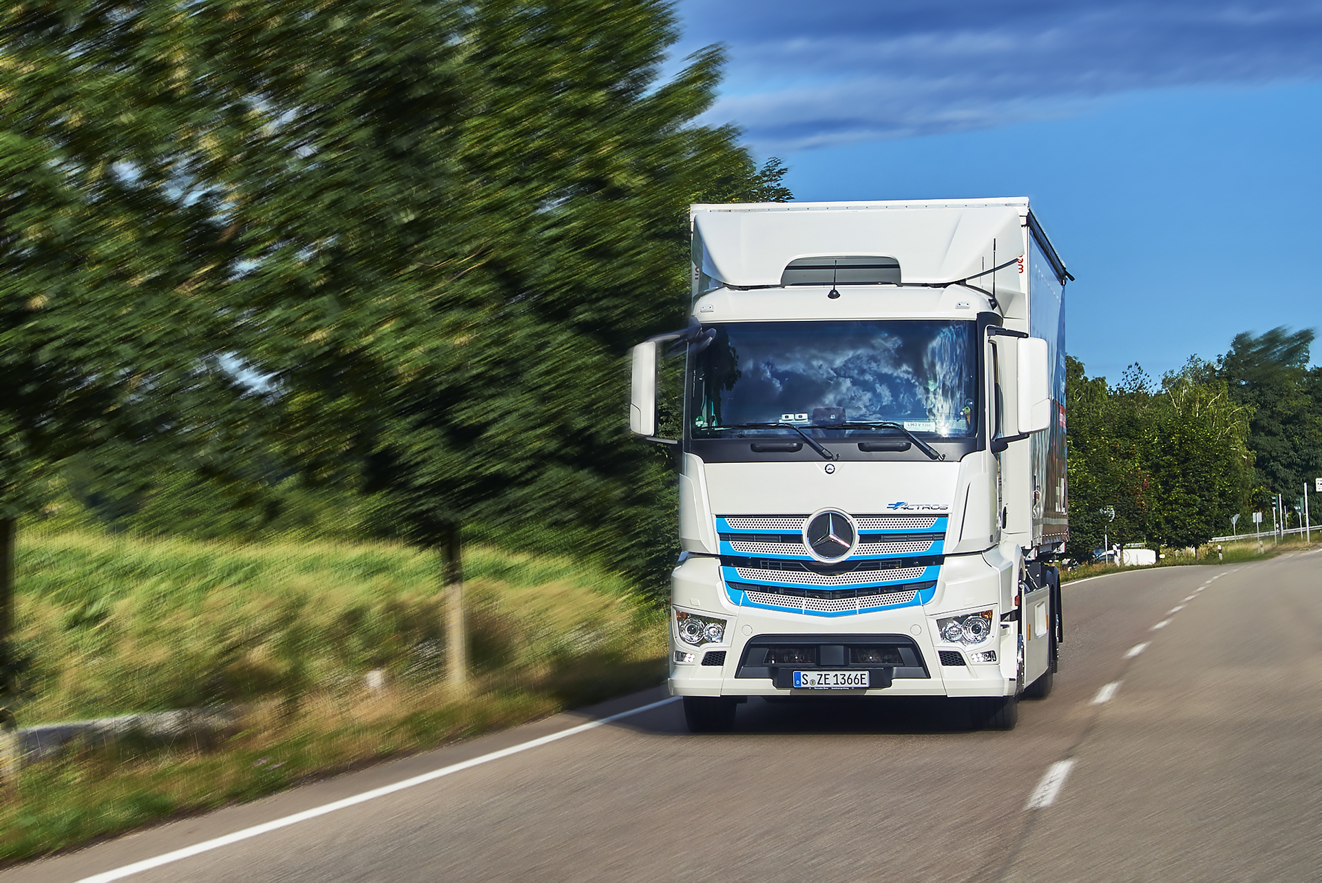 Vollelektrischer Lkw-Lieferverkehr bei Rastatt: Mercedes-Benz eActros bewährt sich im Praxiseinsatz bei Logistik Schmitt