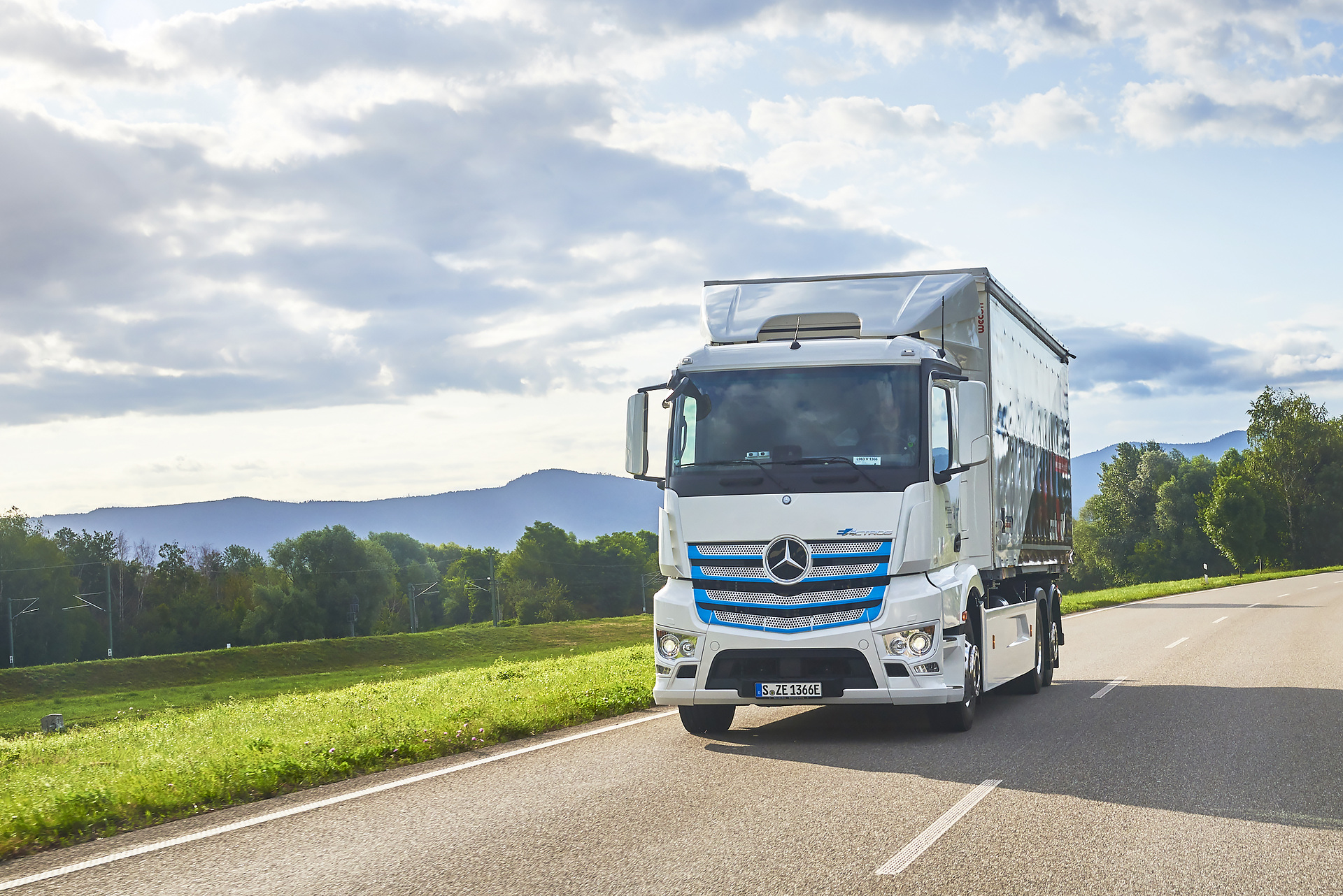 Vollelektrischer Lkw-Lieferverkehr bei Rastatt: Mercedes-Benz eActros bewährt sich im Praxiseinsatz bei Logistik Schmitt