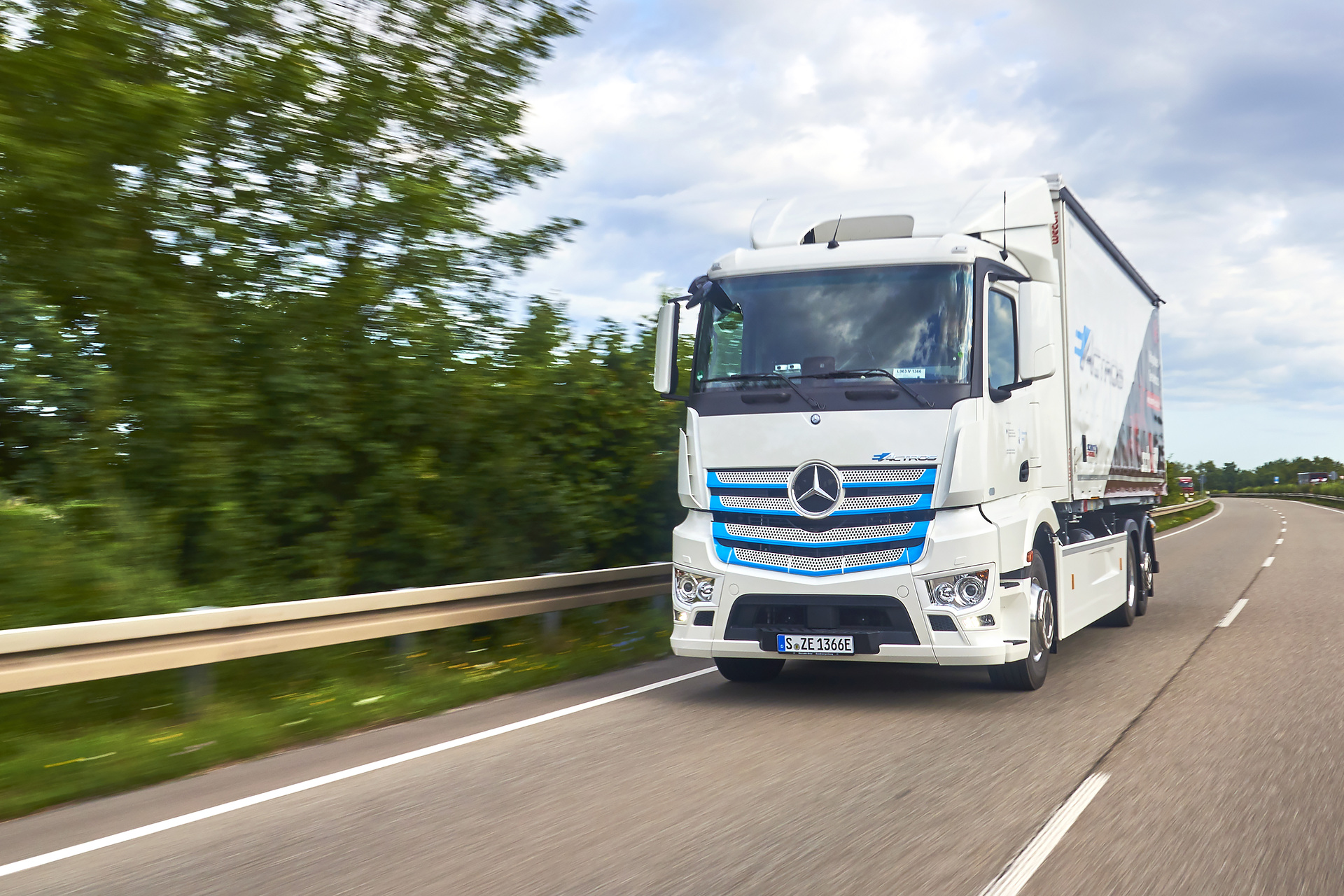 Vollelektrischer Lkw-Lieferverkehr bei Rastatt: Mercedes-Benz eActros bewährt sich im Praxiseinsatz bei Logistik Schmitt