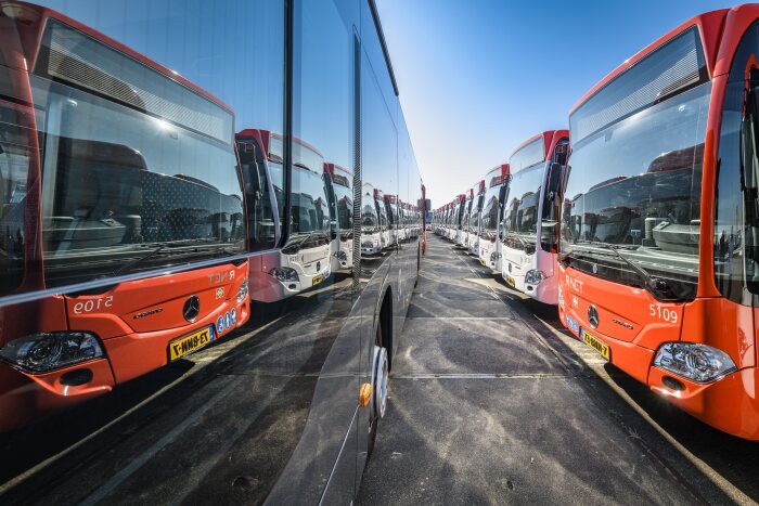 Natural-gas drive in an urban bus: the EBS public transport company in the Netherlands receives 93 Mercedes-Benz Citaro NGT hybrid buses