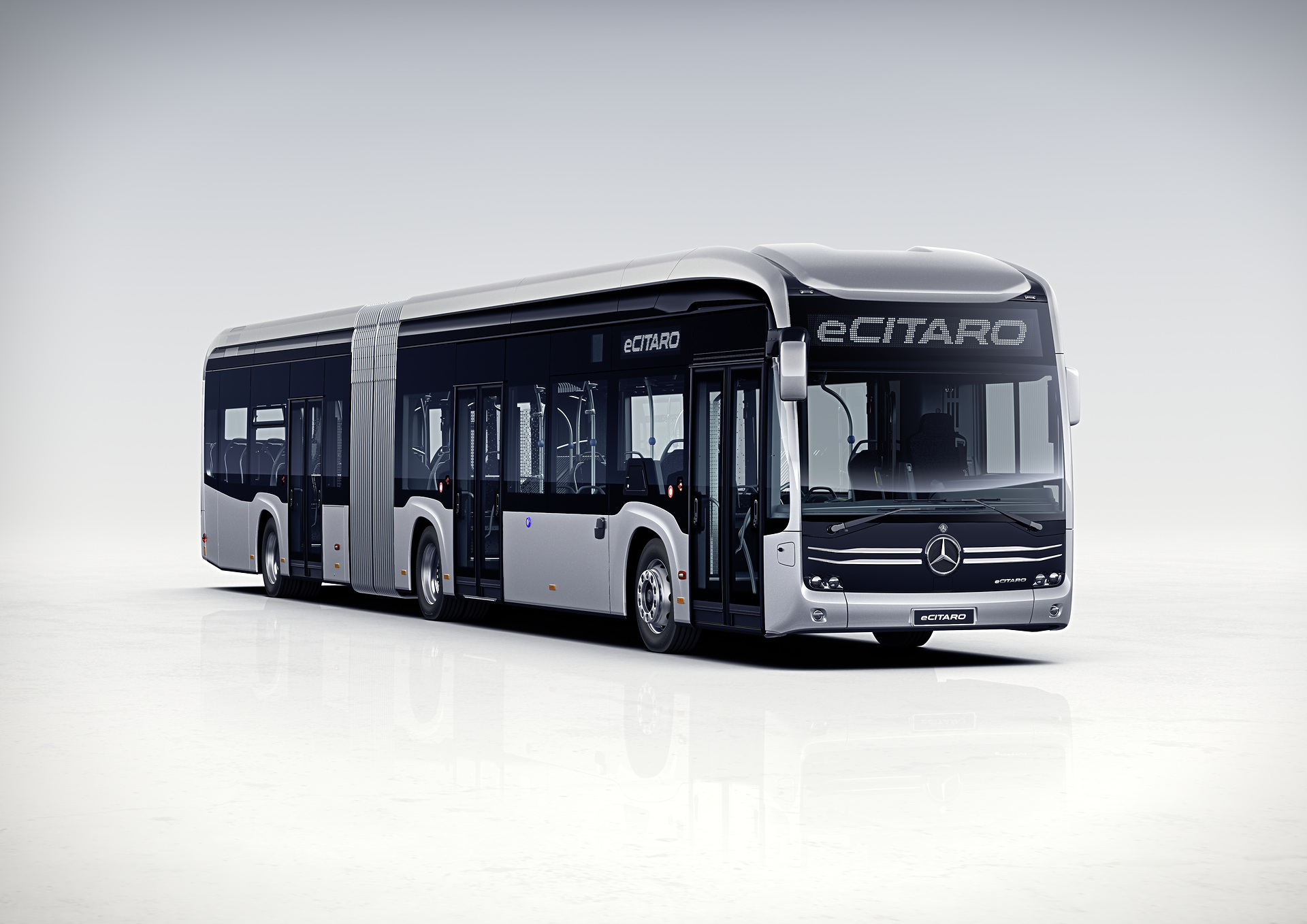 Mercedes-Benz eCitaro G mit vollelektrischem Antrieb, Exterieur, silber metallic, 2 x elektrischer Radnabenmotor, 2 x 125 kW, 2 x 485 Nm, 12 HV-Batterie Baugruppen (Lithium-Ionen) oder 7 Feststoff-Batterien, 24 kWh pro HV-Batterie Baugruppe oder 63 kWh pro Feststoff-Batterie, LED-Scheinwerfer, Länge/Breite/Höhe: 18.125 /2.550/3.400 mm, Beförderungskapazität: 1/157 Mercedes-Benz eCitaro G