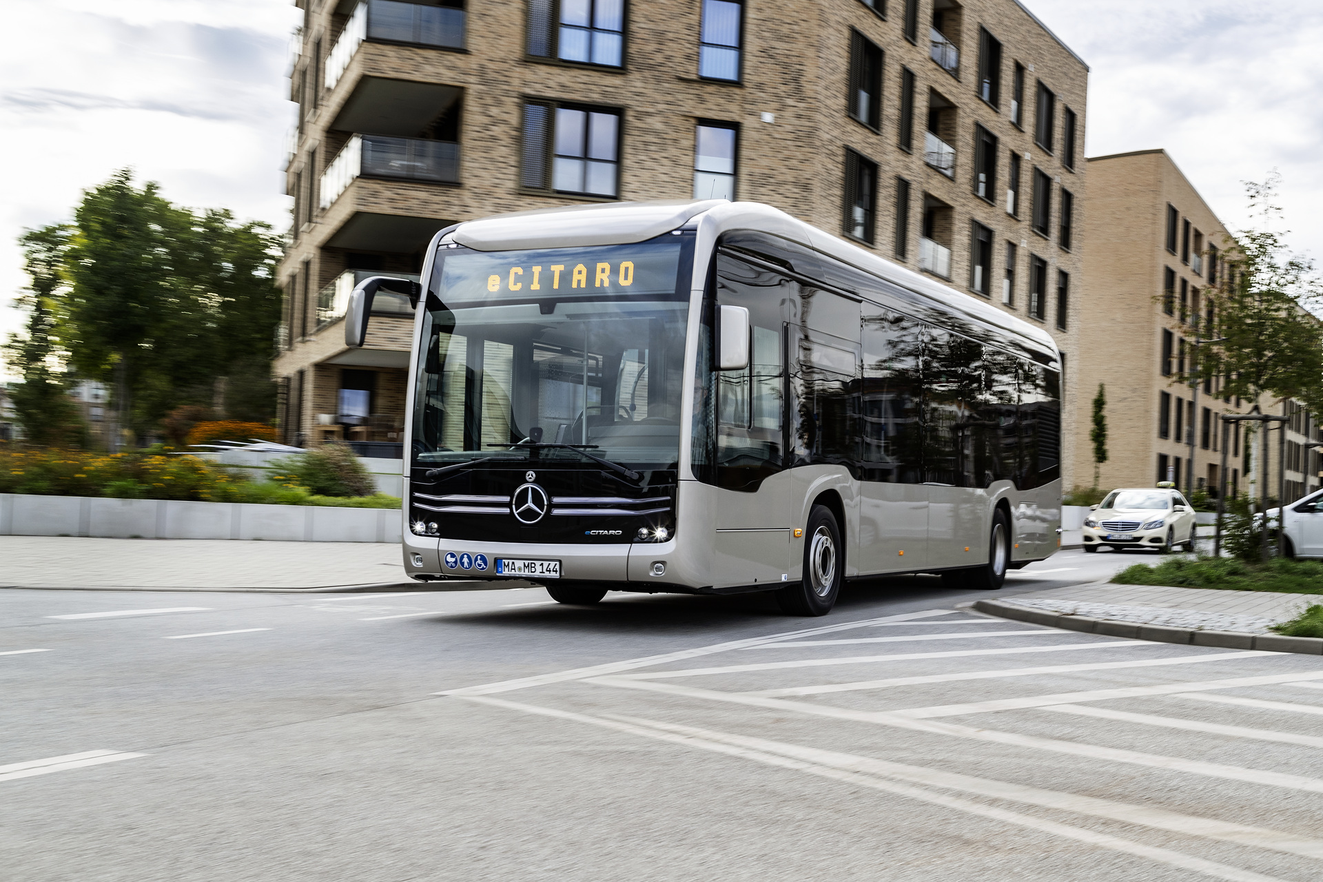 Mercedes-Benz eCitaro mit vollelektrischem Antrieb, Exterieur, rauchsilber metallic, 2 x elektrischer Radnabenmotor, 2 x 125 kW, 2 x 485 Nm, 12 HV-Batterie Baugruppen, 24 kWh pro HV-Batterie Baugruppe, Preventive Brake Assist, Sideguard Assist, LED-Scheinwerfer, Länge/Breite/Höhe: 12.135/2.550/3.400 mm, Beförderungskapazität: 1/80 Mercedes-Benz eCitaro