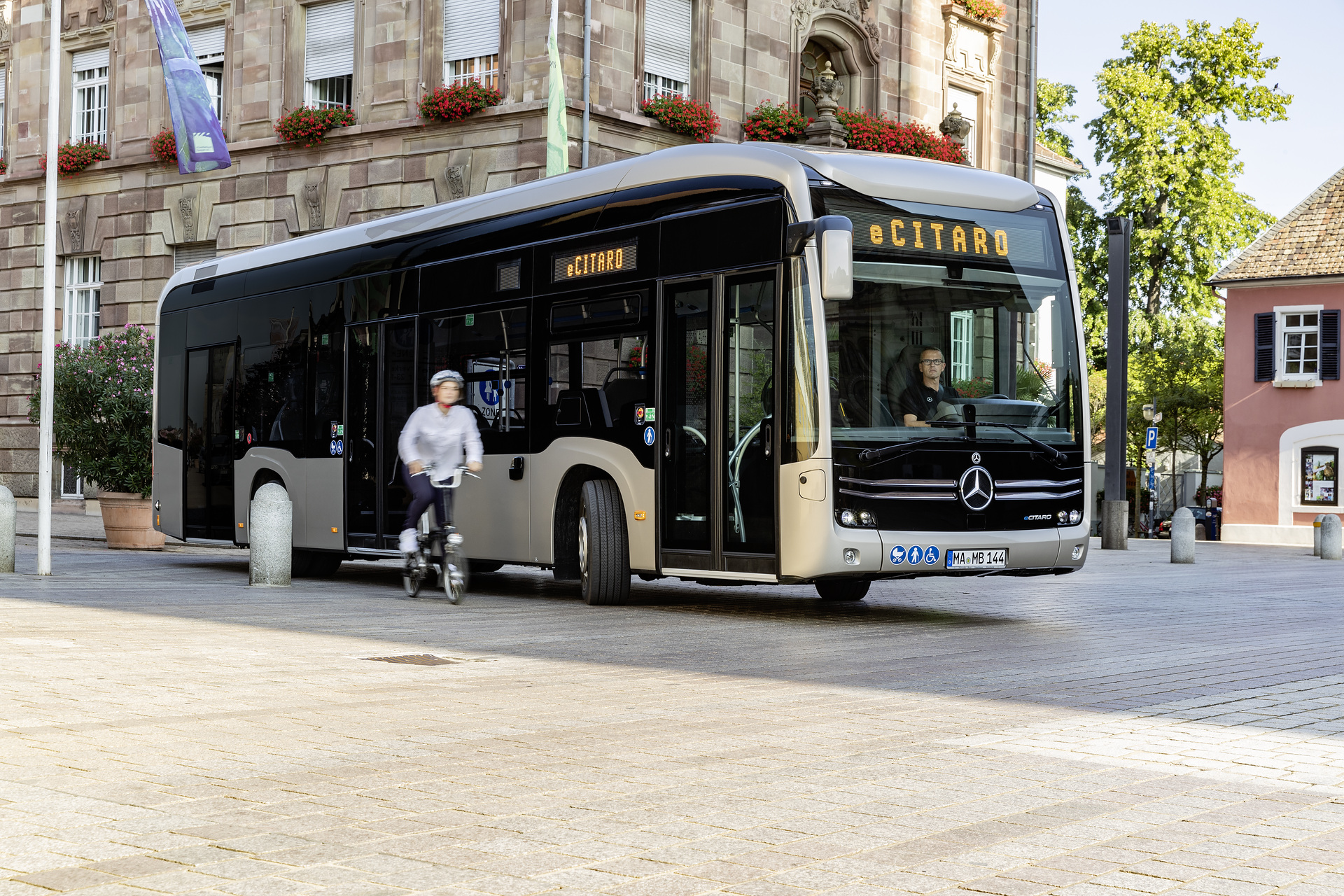Mercedes-Benz eCitaro mit vollelektrischem Antrieb, Exterieur, rauchsilber metallic, 2 x elektrischer Radnabenmotor, 2 x 125 kW, 2 x 485 Nm, 12 HV-Batterie Baugruppen, 24 kWh pro HV-Batterie Baugruppe, Preventive Brake Assist, Sideguard Assist, LED-Scheinwerfer, Länge/Breite/Höhe: 12.135/2.550/3.400 mm, Beförderungskapazität: 1/80 Mercedes-Benz eCitaro