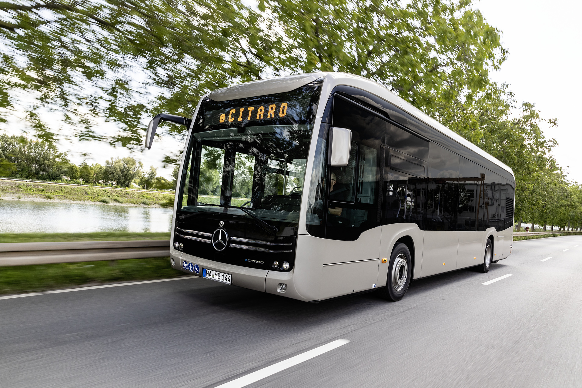 Mercedes-Benz eCitaro mit vollelektrischem Antrieb, Exterieur, rauchsilber metallic, 2 x elektrischer Radnabenmotor, 2 x 125 kW, 2 x 485 Nm, 12 HV-Batterie Baugruppen, 24 kWh pro HV-Batterie Baugruppe, Preventive Brake Assist, Sideguard Assist, LED-Scheinwerfer, Länge/Breite/Höhe: 12.135/2.550/3.400 mm, Beförderungskapazität: 1/80 Mercedes-Benz eCitaro