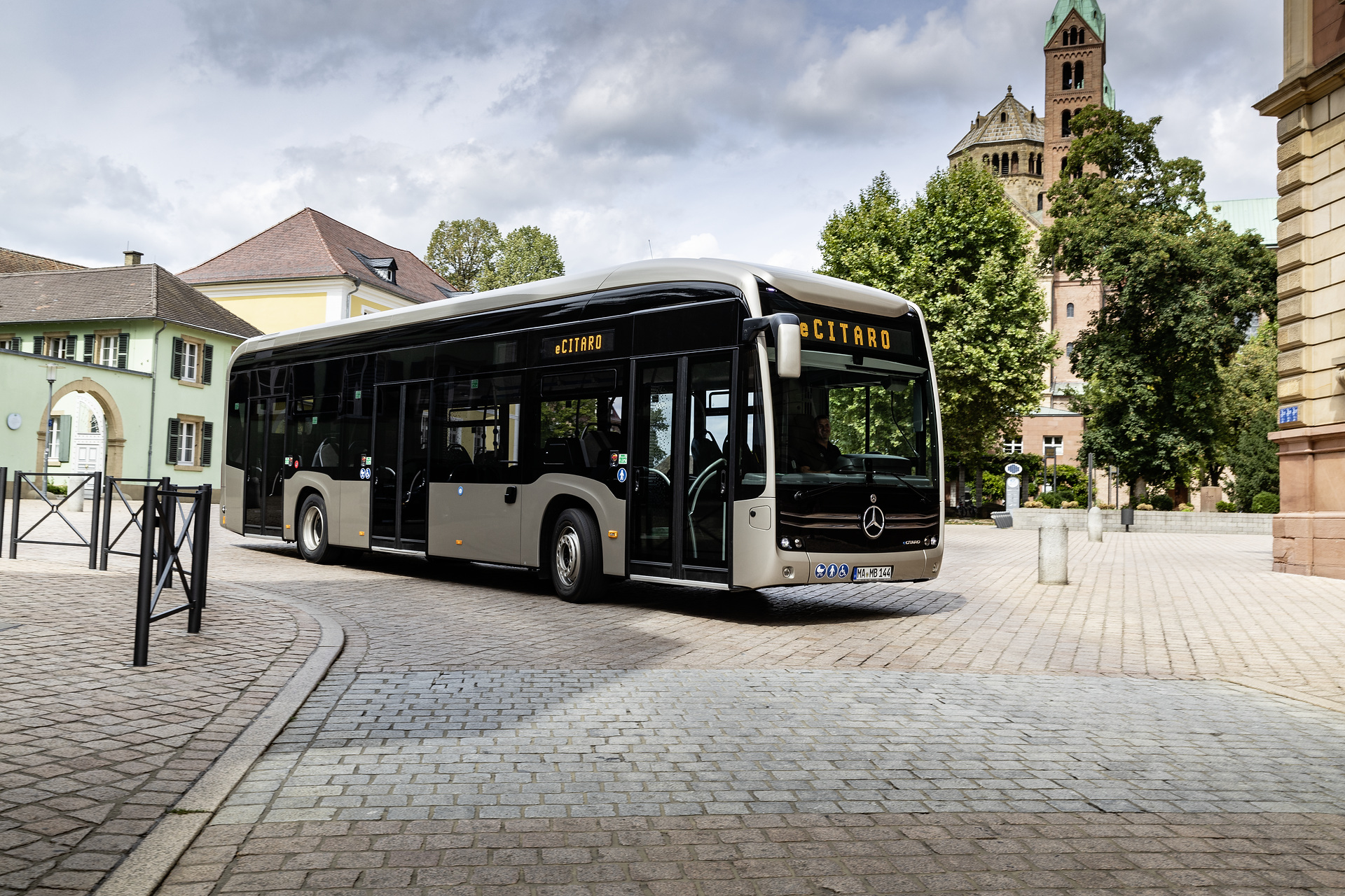 Mercedes-Benz eCitaro mit vollelektrischem Antrieb, Exterieur, rauchsilber metallic, 2 x elektrischer Radnabenmotor, 2 x 125 kW, 2 x 485 Nm, 12 HV-Batterie Baugruppen, 24 kWh pro HV-Batterie Baugruppe, Preventive Brake Assist, Sideguard Assist, LED-Scheinwerfer, Länge/Breite/Höhe: 12.135/2.550/3.400 mm, Beförderungskapazität: 1/80 Mercedes-Benz eCitaro