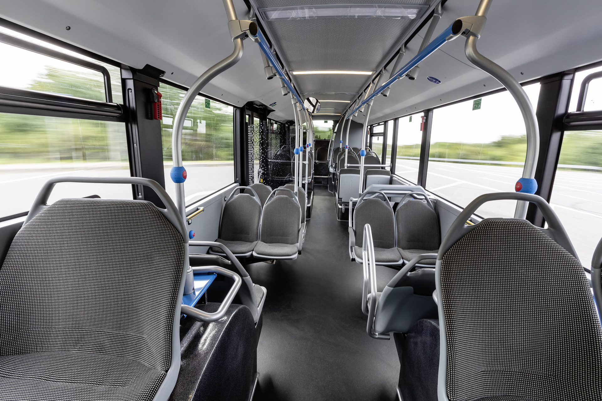 Mercedes-Benz eCitaro mit vollelektrischem Antrieb, Interieur, Sitzbezüge: Schwarz-grau, Beförderungskapazität: 1/80, 2 x elektrischer Radnabenmotor, 2 x 125 kW, 2 x 485 Nm, 12 HV-Batterie Baugruppen, 24 kWh pro HV-Batterie Baugruppe, Preventive Brake Assist, Sideguard Assist Mercedes-Benz eCitaro