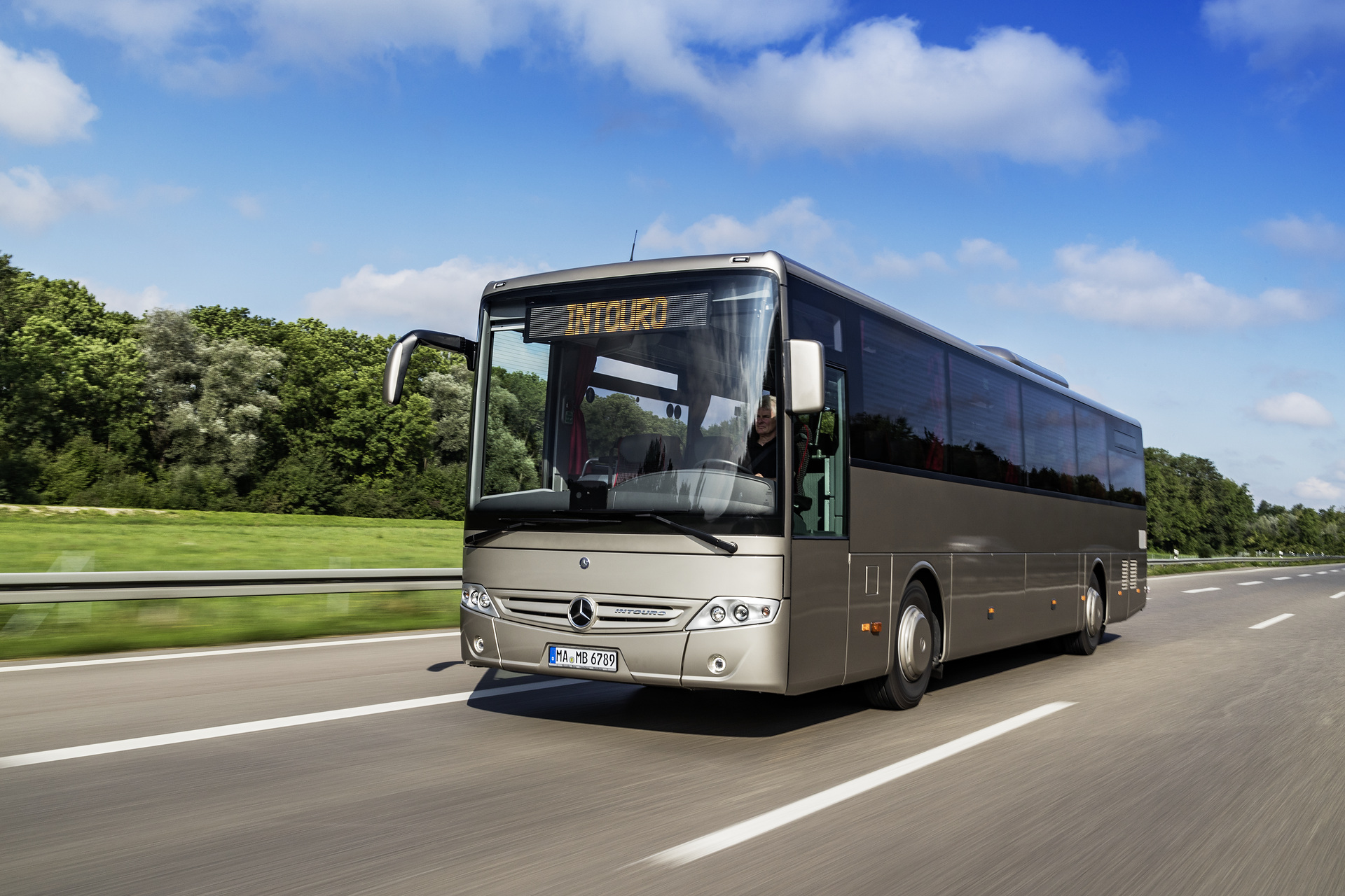 Mercedes-Benz Intouro, Exterieur, rauchsilber metallic, OM 936 Euro VI mit 220 kW (299 PS), 7,7 L Hubraum, 6-Gang Automatikgetriebe, Länge/Breite/Höhe: 12.140/2.550/3.355 mm, Bestuhlung: 1/49 Mercedes-Benz Intouro