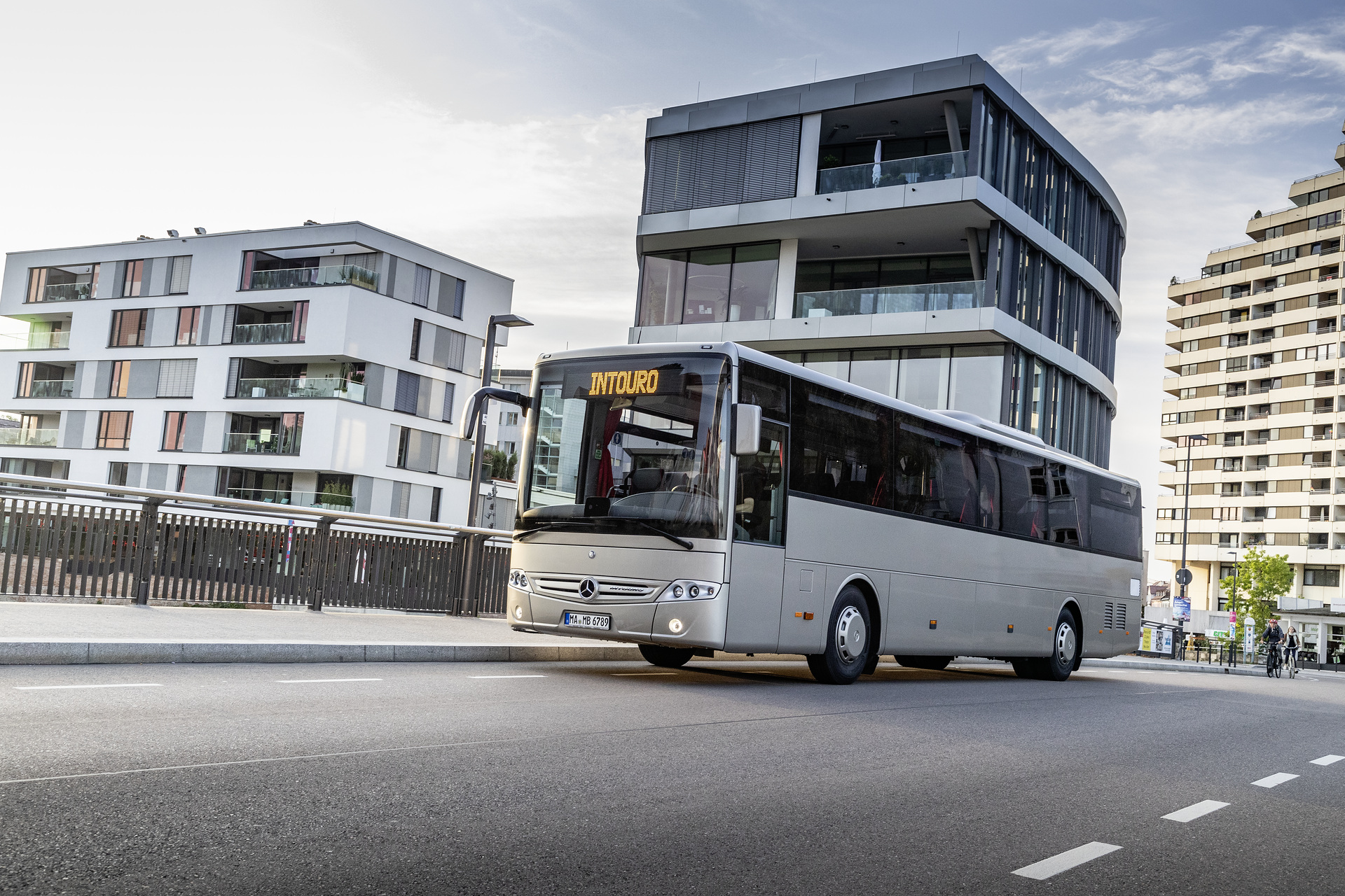 Mercedes-Benz Intouro, Exterieur, rauchsilber metallic, OM 936 Euro VI mit 220 kW (299 PS), 7,7 L Hubraum, 6-Gang Automatikgetriebe, Länge/Breite/Höhe: 12.140/2.550/3.355 mm, Bestuhlung: 1/49 Mercedes-Benz Intouro