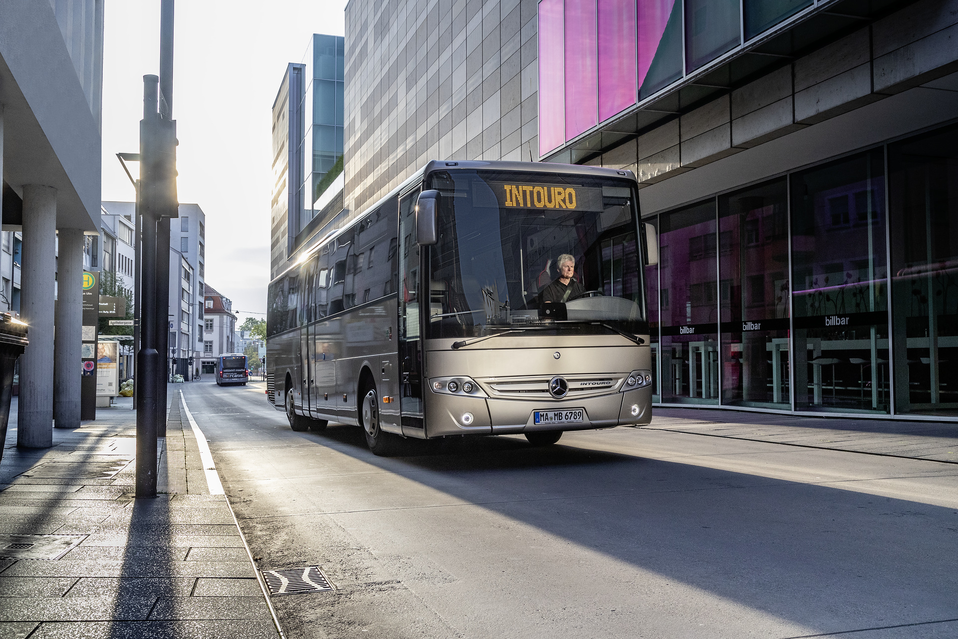 Mercedes-Benz Intouro, Exterieur, rauchsilber metallic, OM 936 Euro VI mit 220 kW (299 PS), 7,7 L Hubraum, 6-Gang Automatikgetriebe, Länge/Breite/Höhe: 12.140/2.550/3.355 mm, Bestuhlung: 1/49 Mercedes-Benz Intouro