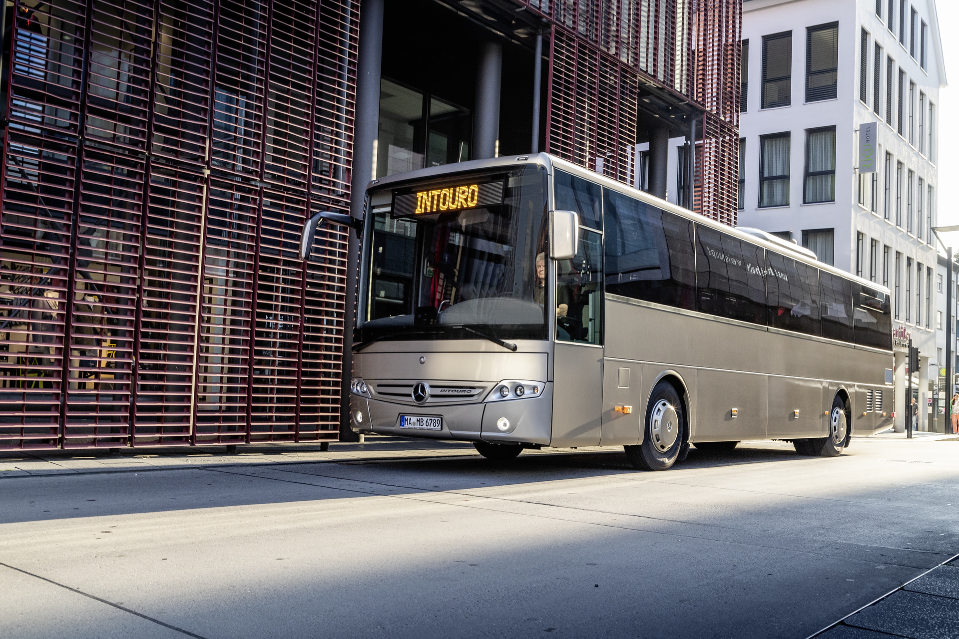 Mercedes-Benz Intouro, Exterieur, rauchsilber metallic, OM 936 Euro VI mit 220 kW (299 PS), 7,7 L Hubraum, 6-Gang Automatikgetriebe, Länge/Breite/Höhe: 12.140/2.550/3.355 mm, Bestuhlung: 1/49 Mercedes-Benz Intouro