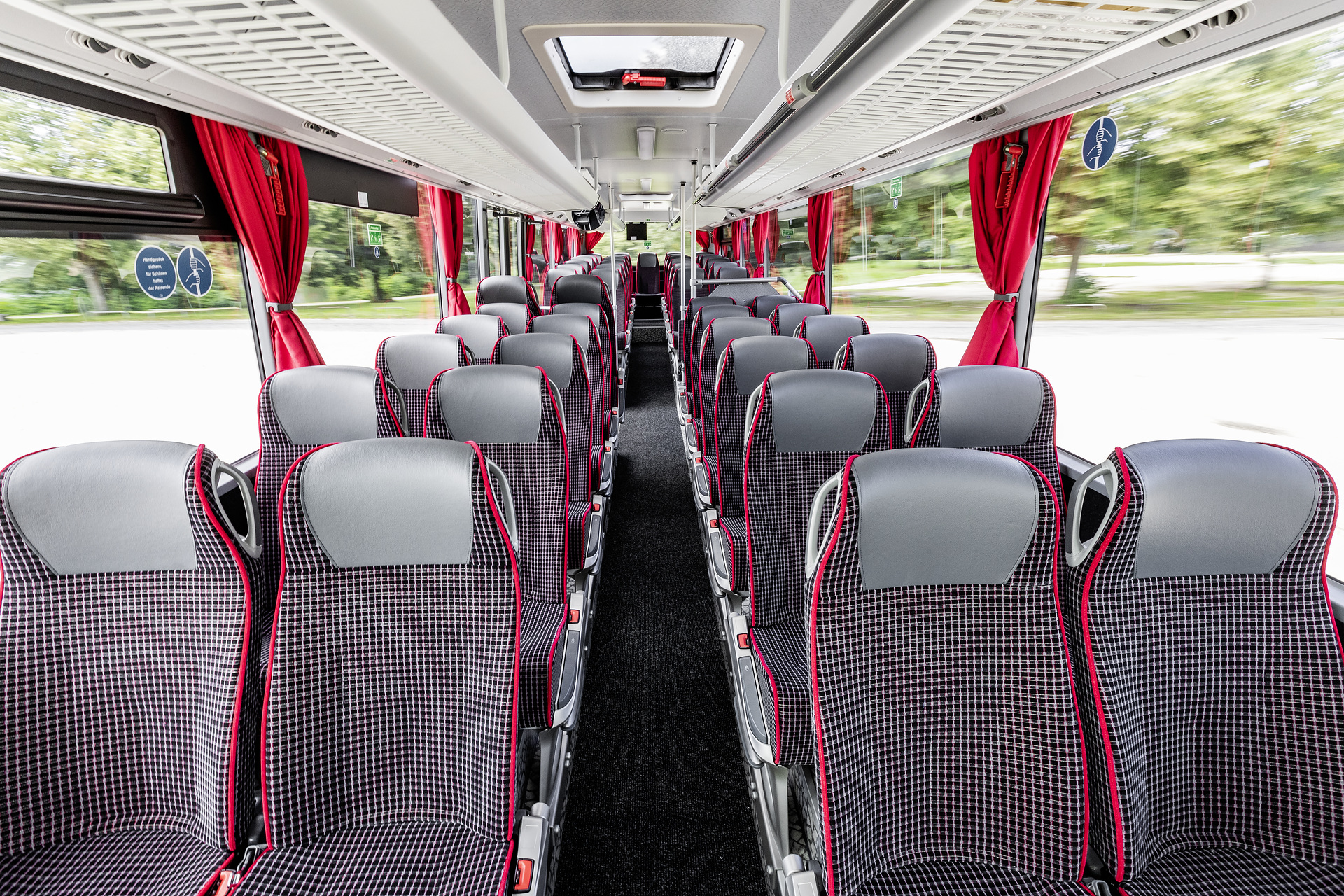 Mercedes-Benz Intouro, Interieur, Cockpit Basic, Sitzbezüge: schwarz-rot, OM 936 Euro VI mit 220 kW (299 PS), 7,7 L Hubraum, 6-Gang Automatikgetriebe, Länge/Breite/Höhe: 12.140/2.550/3.355 mm, Bestuhlung: 1/49 Mercedes-Benz Intouro
