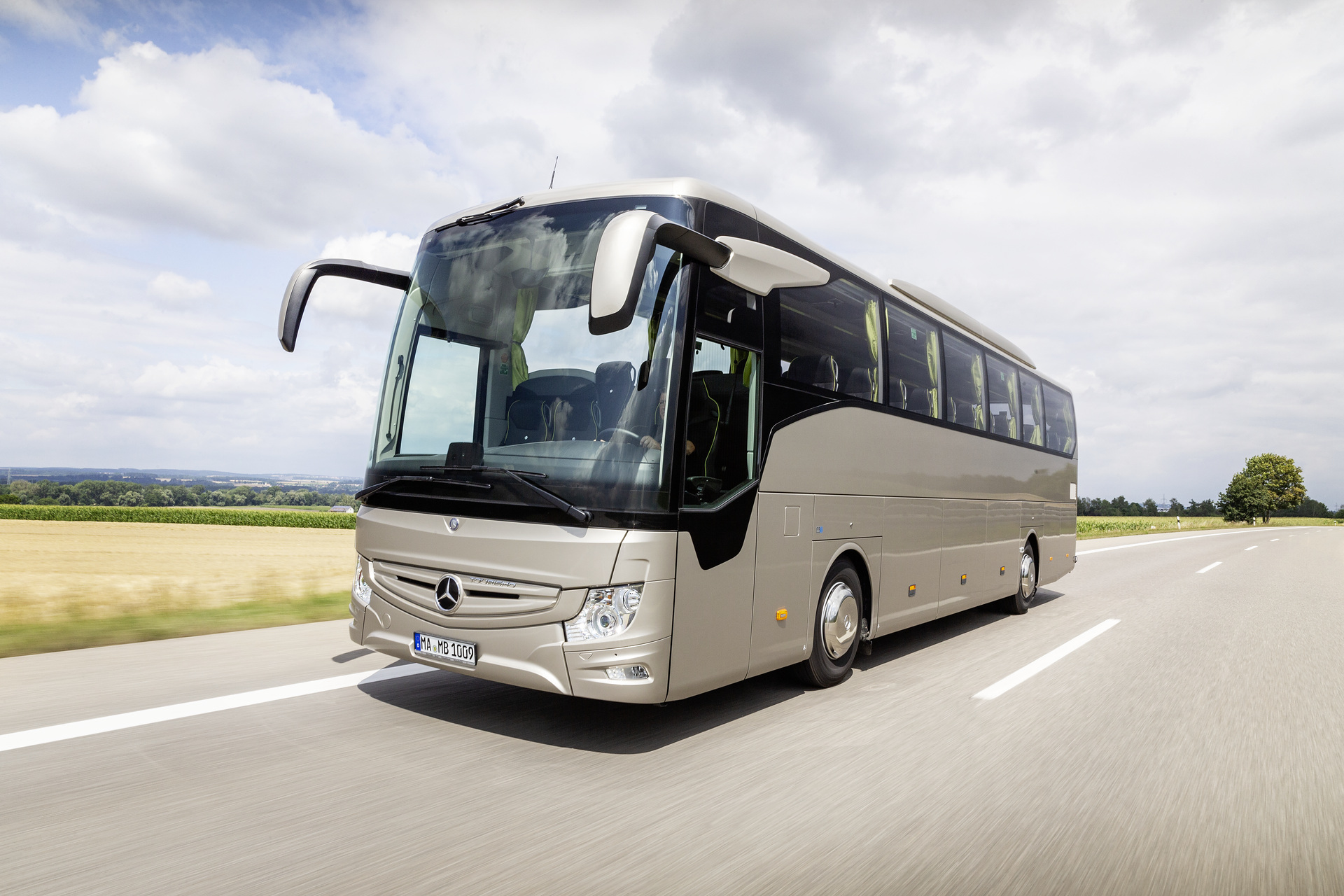 Mercedes-Benz Tourismo, Exterieur, rauchsilber metallic, OM 470 Euro VI mit 265 kW (360 PS), 10,7 L Hubraum, 6-Gang Schaltgetriebe , Active Brake Assist 4, Sideguard Assist, Predictive Powertrain Control, BiXenon-Scheinwerfer, Länge/Breite/Höhe: 12.295/2.550/3.680 mm, Bestuhlung: 1/49 Mercedes-Benz Tourismo
