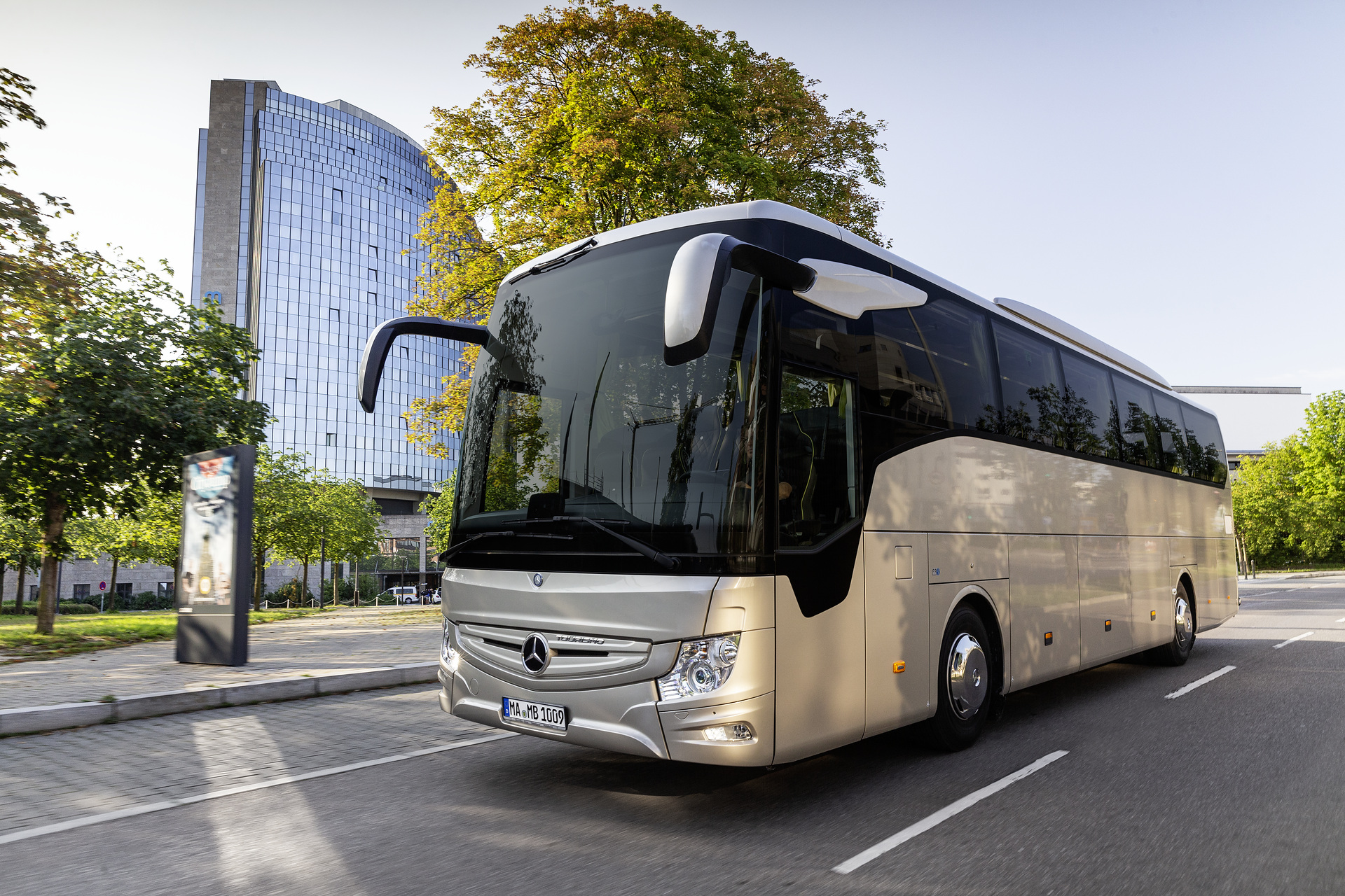 Mercedes-Benz Tourismo, Exterieur, rauchsilber metallic, OM 470 Euro VI mit 265 kW (360 PS), 10,7 L Hubraum, 6-Gang Schaltgetriebe , Active Brake Assist 4, Sideguard Assist, Predictive Powertrain Control, BiXenon-Scheinwerfer, Länge/Breite/Höhe: 12.295/2.550/3.680 mm, Bestuhlung: 1/49 Mercedes-Benz Tourismo