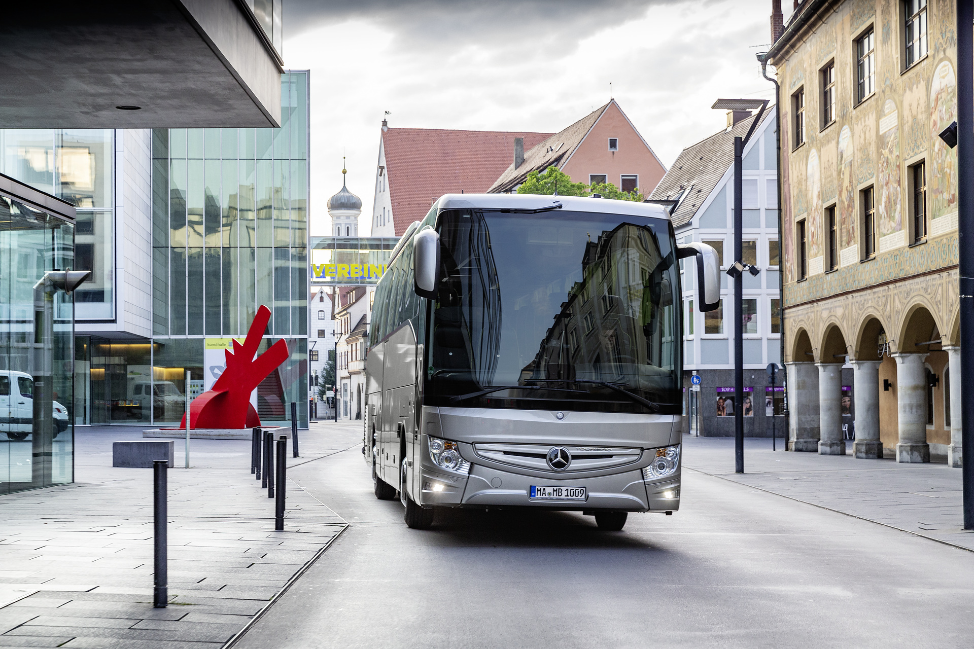 Mercedes-Benz Tourismo, Exterieur, rauchsilber metallic, OM 470 Euro VI mit 265 kW (360 PS), 10,7 L Hubraum, 6-Gang Schaltgetriebe , Active Brake Assist 4, Sideguard Assist, Predictive Powertrain Control, BiXenon-Scheinwerfer, Länge/Breite/Höhe: 12.295/2.550/3.680 mm, Bestuhlung: 1/49 Mercedes-Benz Tourismo