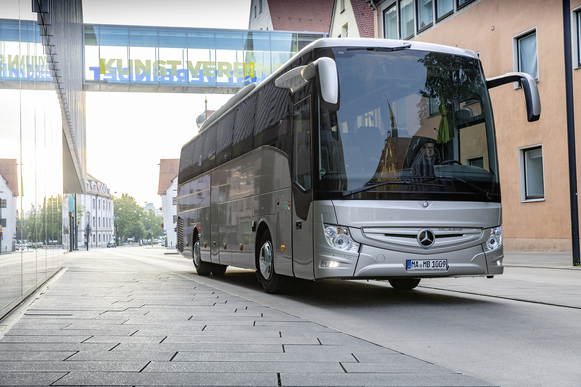 Mercedes-Benz Tourismo, Exterieur, rauchsilber metallic, OM 470 Euro VI mit 265 kW (360 PS), 10,7 L Hubraum, 6-Gang Schaltgetriebe , Active Brake Assist 4, Sideguard Assist, Predictive Powertrain Control, BiXenon-Scheinwerfer, Länge/Breite/Höhe: 12.295/2.550/3.680 mm, Bestuhlung: 1/49 Mercedes-Benz Tourismo
