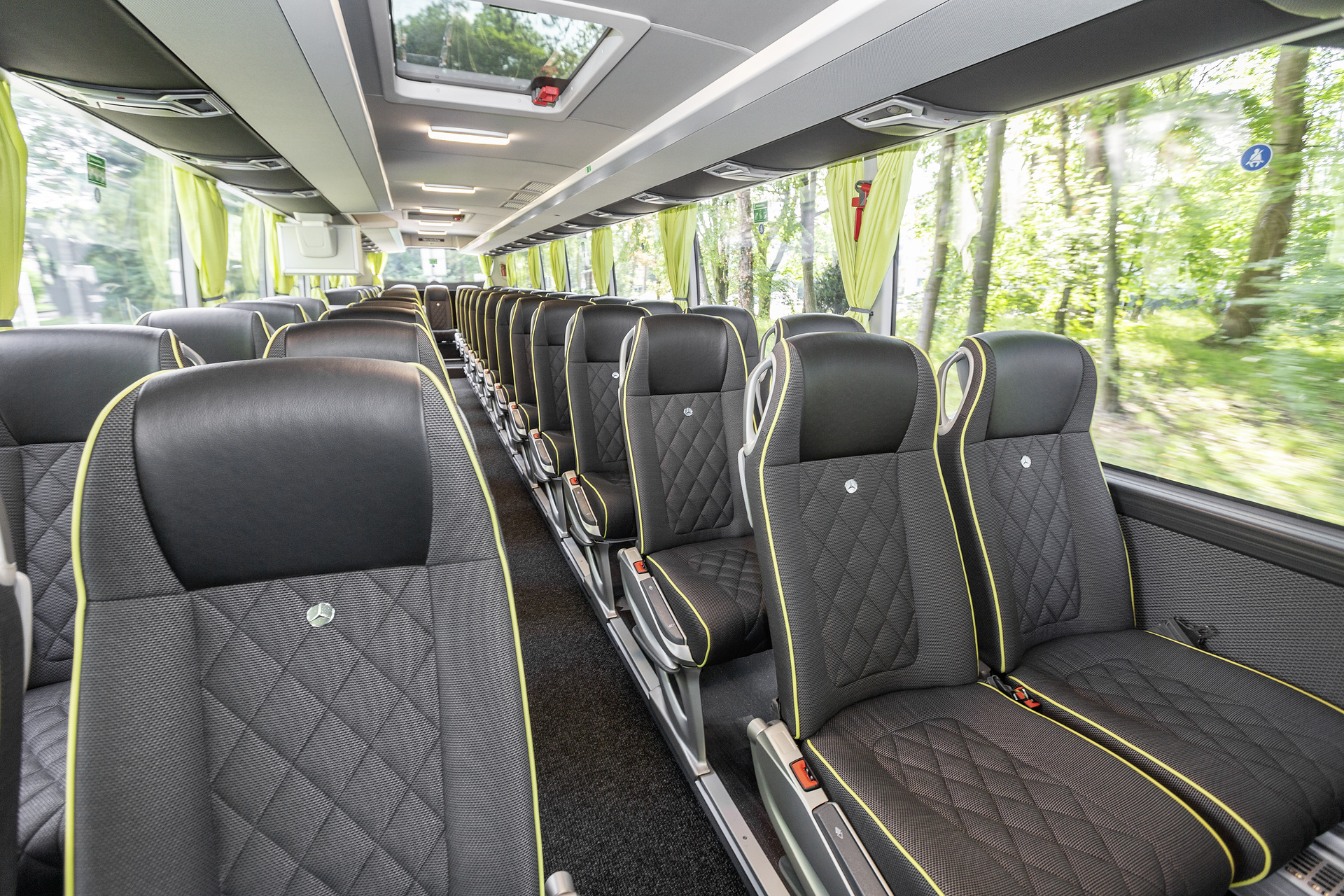 Mercedes-Benz Tourismo, Interieur, MediaRouter, Sitzbezüge: anthrazit und schwarzbraun, OM 470 Euro VI mit 265 kW (360 PS), 10,7 L Hubraum, 6-Gang Schaltgetriebe, Active Brake Assist 4, Sideguard Assist, Predictive Powertrain Control, BiXenon-Scheinwerfer, Länge/Breite/Höhe: 12.295/2.550/3.680 mm, Bestuhlung: 1/49 Mercedes-Benz Tourismo