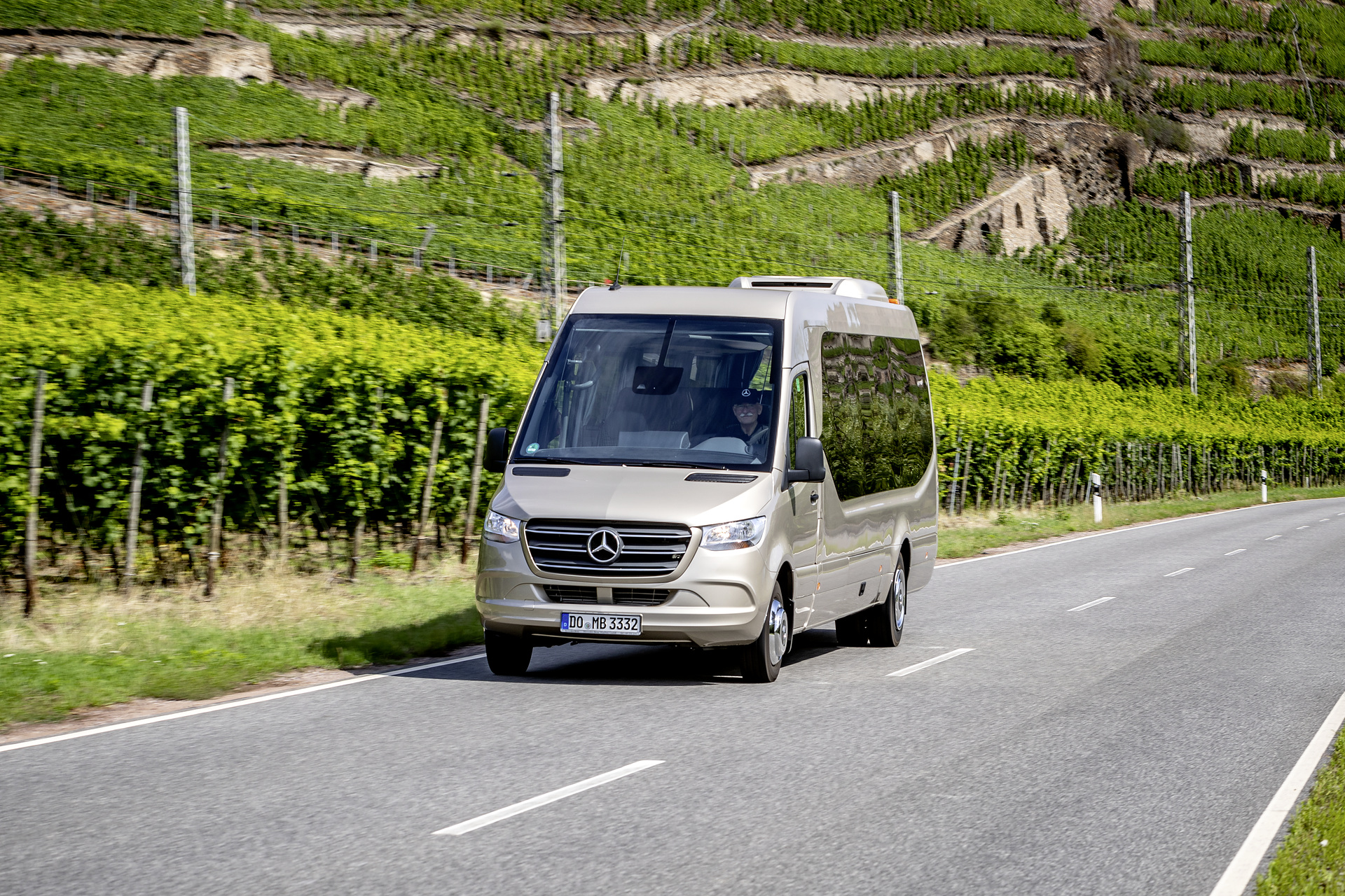 Mercedes-Benz Sprinter Travel 75, Exterieur, rauchsilber metallic, Motor OM 651 mit 120 kW (163 PS), 2,14 L Hubraum, Automatikgetriebe 7G-TRONIC PLUS, Länge/Breite/Höhe: 8.486/2.020/2.920 mm, Bestuhlung: 18+1 Mercedes-Benz Sprinter Travel 75
