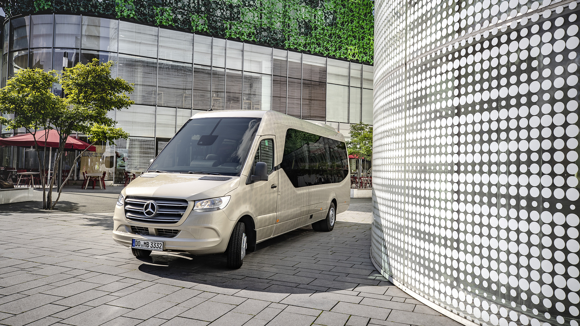 Mercedes-Benz Sprinter Travel 75, Exterieur, rauchsilber metallic, Motor OM 651 mit 120 kW (163 PS), 2,14 L Hubraum, Automatikgetriebe 7G-TRONIC PLUS, Länge/Breite/Höhe: 8.486/2.020/2.920 mm, Bestuhlung: 18+1 Mercedes-Benz Sprinter Travel 75
