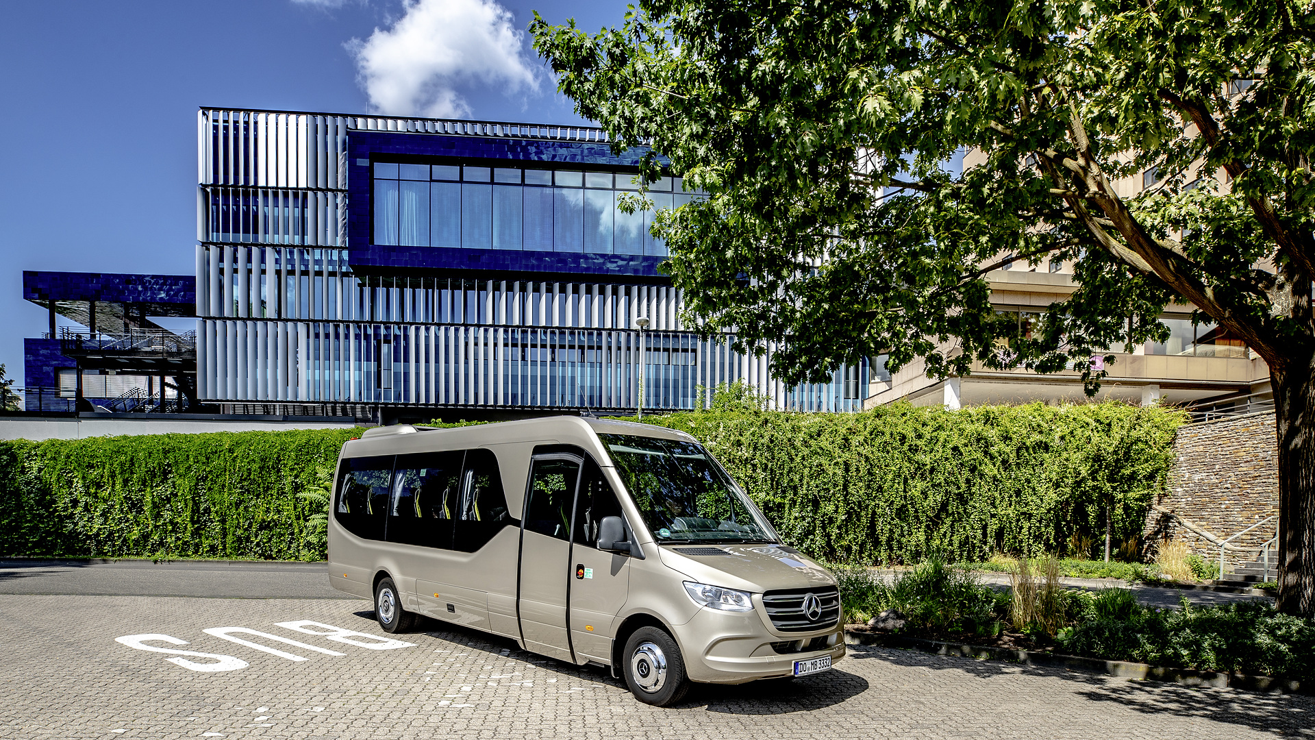Mercedes-Benz Sprinter Travel 75, Exterieur, rauchsilber metallic, Motor OM 651 mit 120 kW (163 PS), 2,14 L Hubraum, Automatikgetriebe 7G-TRONIC PLUS, Länge/Breite/Höhe: 8.486/2.020/2.920 mm, Bestuhlung: 18+1 Mercedes-Benz Sprinter Travel 75