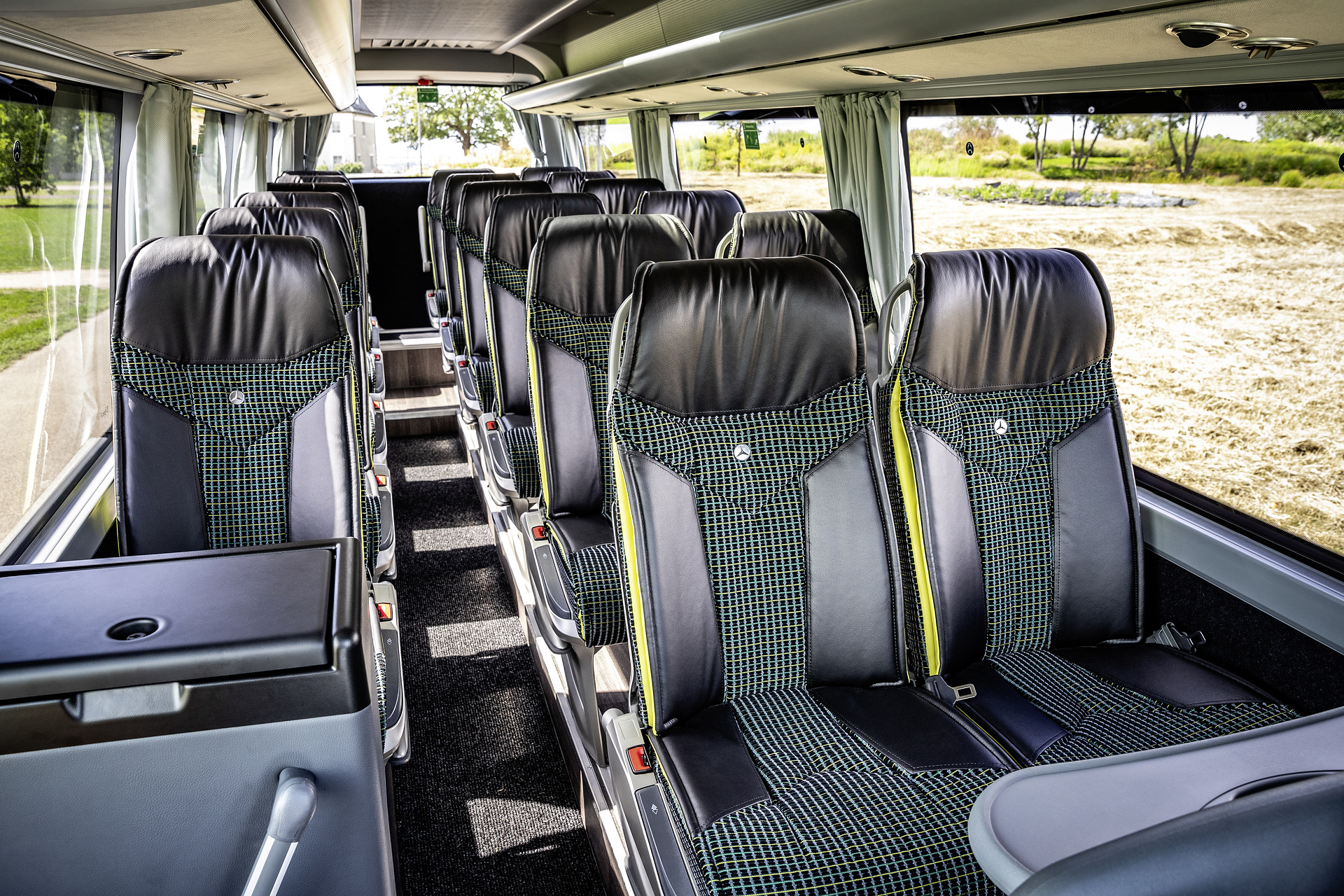 Mercedes-Benz Sprinter Travel 75, Interieur, Sitzbezüge: karo jade, OM 651 mit 120 kW (163 PS), 2,14 L Hubraum, Automatikgetriebe 7G-TRONIC PLUS, Länge/Breite/Höhe: 8.486/2.020/2.920 mm, Bestuhlung: 18+1 Mercedes-Benz Sprinter Travel 75