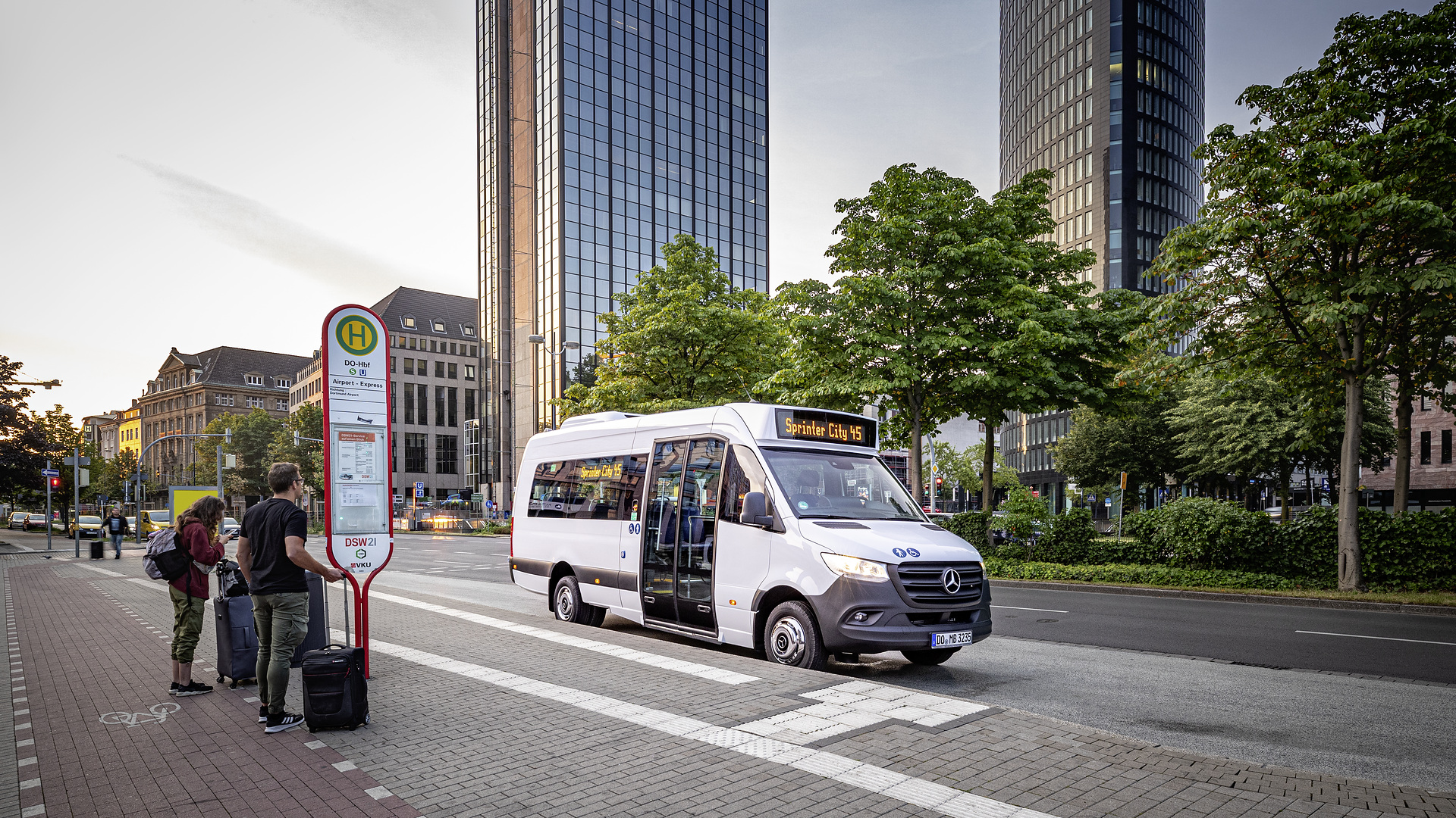 Mercedes-Benz Sprinter City 45, Exterieur, weiß, Motor OM 651 mit 120 kW (163 PS), 2,14 L Hubraum, Automatikgetriebe 7G-TRONIC PLUS, Länge/Breite/Höhe: 7.367/2.020/2.860 mm, zulässiges Gesamtgewicht: 5,0 Tonnen, Bestuhlung: 13+1 Mercedes-Benz Sprinter City 45