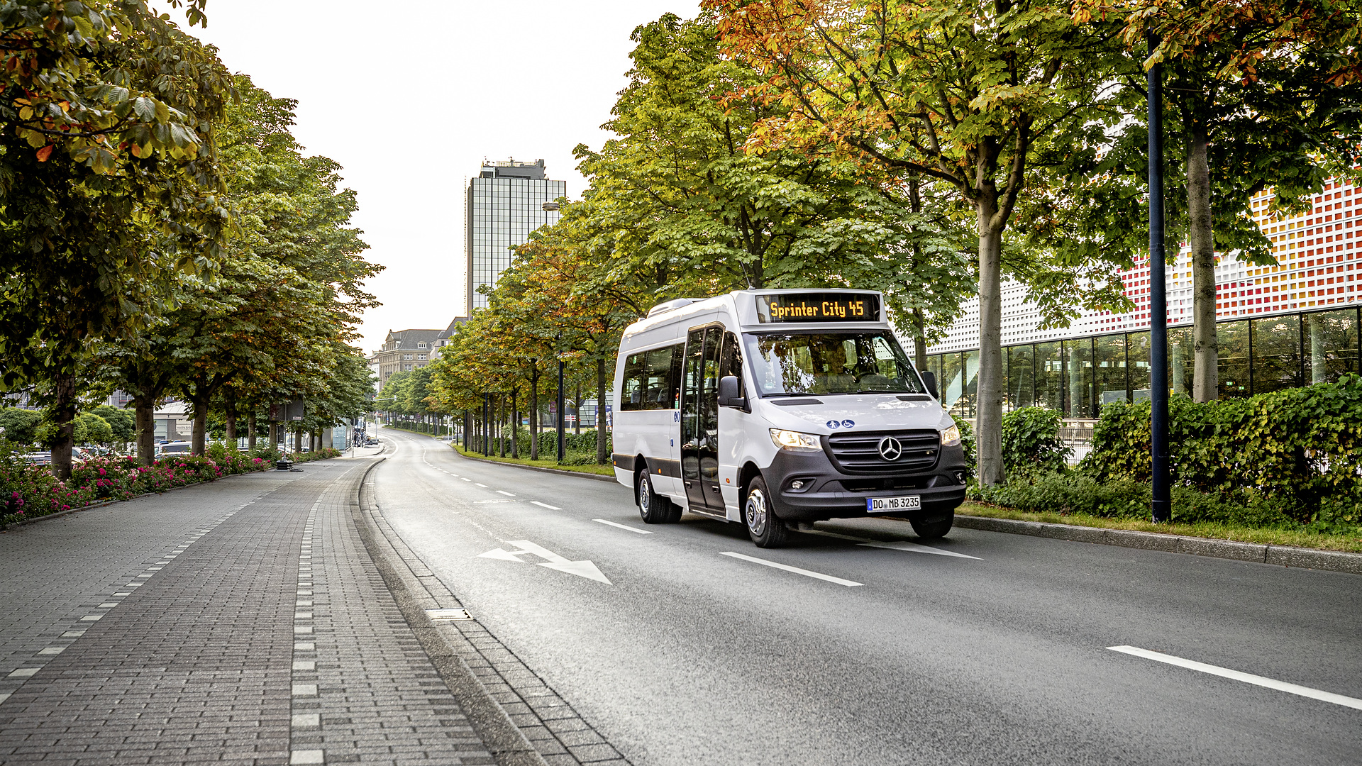 Mercedes-Benz Sprinter City 45, Exterieur, weiß, Motor OM 651 mit 120 kW (163 PS), 2,14 L Hubraum, Automatikgetriebe 7G-TRONIC PLUS, Länge/Breite/Höhe: 7.367/2.020/2.860 mm, zulässiges Gesamtgewicht: 5,0 Tonnen, Bestuhlung: 13+1 Mercedes-Benz Sprinter City 45
