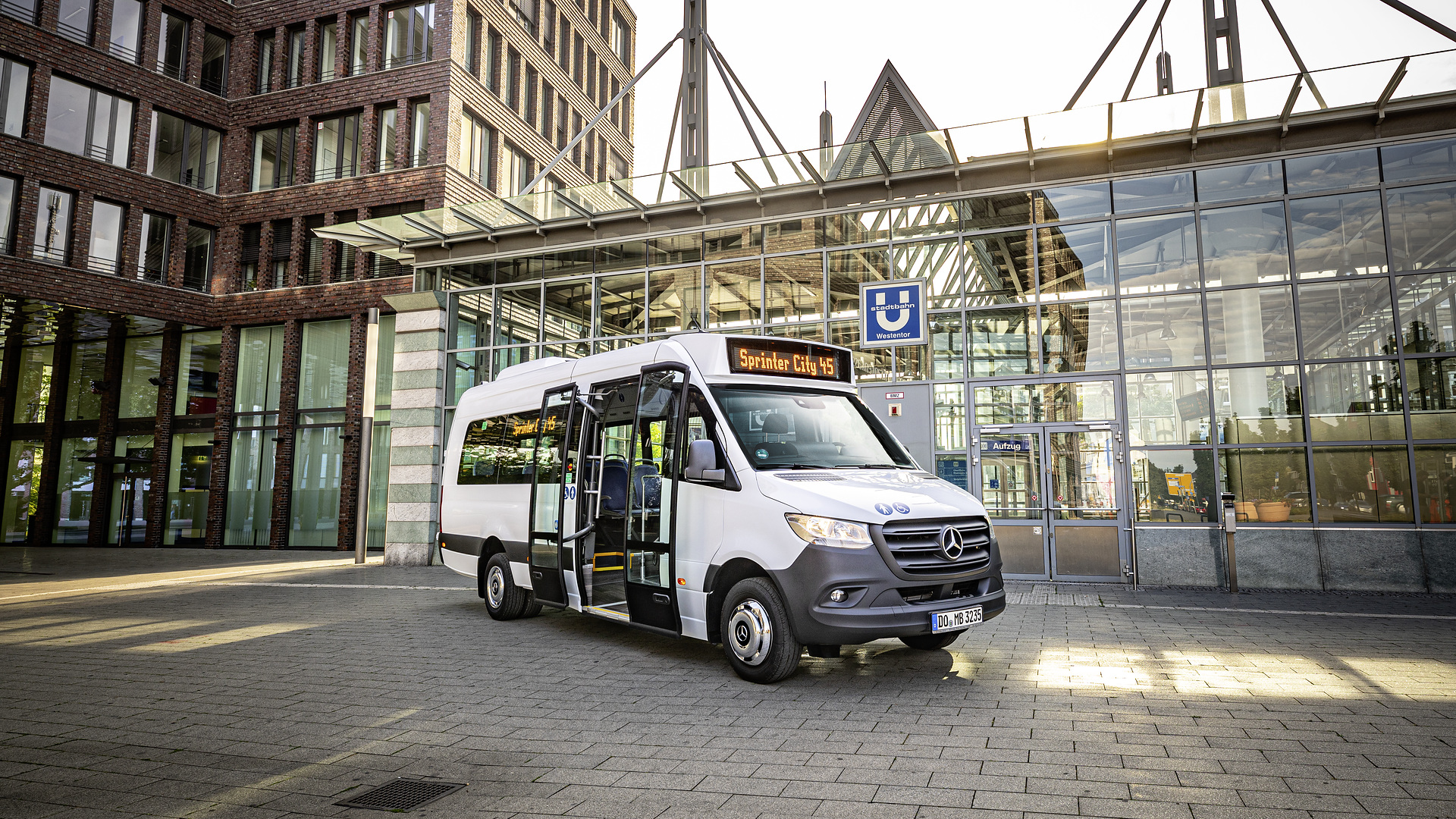 Mercedes-Benz Sprinter City 45, Exterieur, weiß, Motor OM 651 mit 120 kW (163 PS), 2,14 L Hubraum, Automatikgetriebe 7G-TRONIC PLUS, Länge/Breite/Höhe: 7.367/2.020/2.860 mm, zulässiges Gesamtgewicht: 5,0 Tonnen, Bestuhlung: 13+1 Mercedes-Benz Sprinter City 45