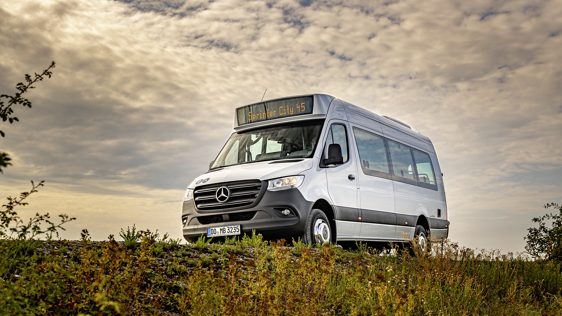 Mercedes-Benz Sprinter City 45, Exterieur, weiß, Motor OM 651 mit 120 kW (163 PS), 2,14 L Hubraum, Automatikgetriebe 7G-TRONIC PLUS, Länge/Breite/Höhe: 7.367/2.020/2.860 mm, zulässiges Gesamtgewicht: 5,0 Tonnen, Bestuhlung: 13+1 Mercedes-Benz Sprinter City 45