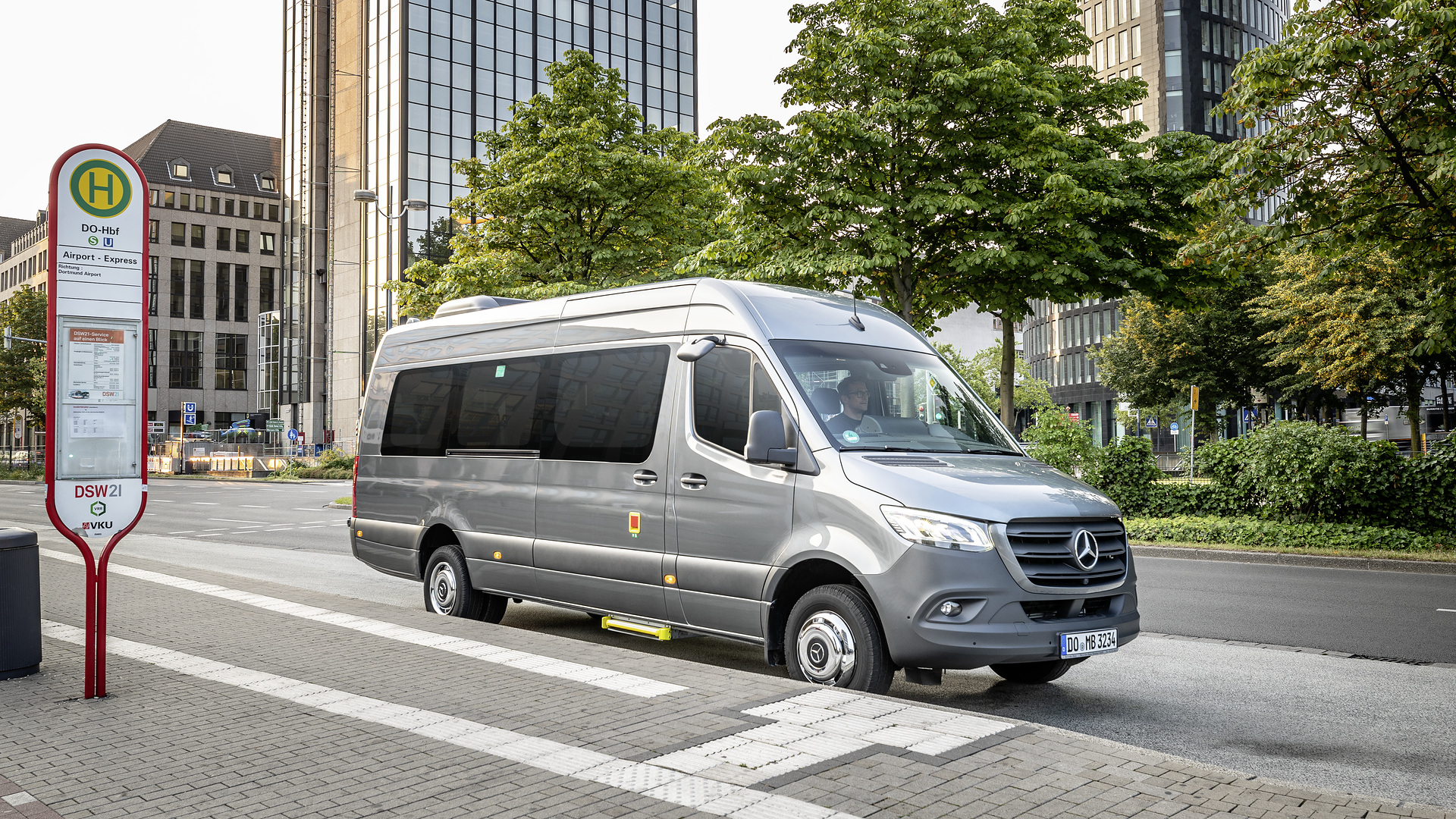 Mercedes-Benz Sprinter Transfer 45, Exterieur, selenitgrau metallic, Motor OM 651 mit 120 kW (163 PS), 2,14 L Hubraum, Sechsgang-Schaltgetriebe, Länge/Breite/Höhe: 7.367/2.020/2.860 mm, zulässiges Gesamtgewicht: 5,0 Tonnen, Bestuhlung: 18+1 Mercedes-Benz Sprinter Transfer 45
