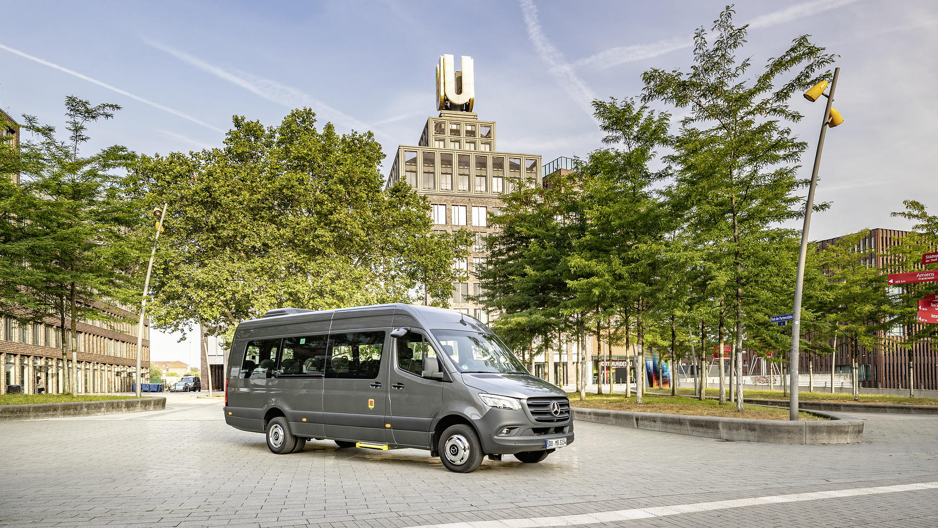 Mercedes-Benz Sprinter Transfer 45, Exterieur, selenitgrau metallic, Motor OM 651 mit 120 kW (163 PS), 2,14 L Hubraum, Sechsgang-Schaltgetriebe, Länge/Breite/Höhe: 7.367/2.020/2.860 mm, zulässiges Gesamtgewicht: 5,0 Tonnen, Bestuhlung: 18+1 Mercedes-Benz Sprinter Transfer 45