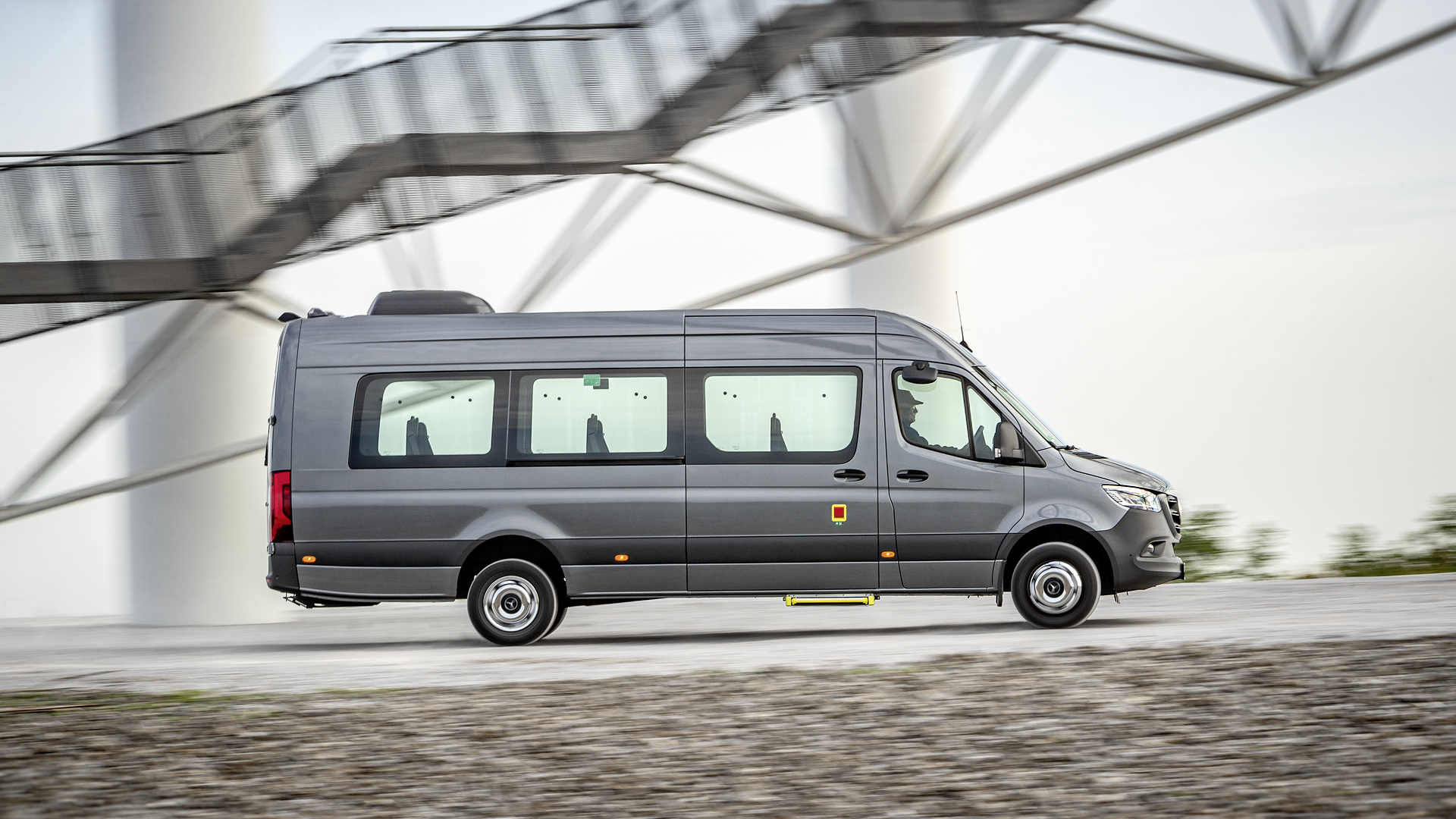 Mercedes-Benz Sprinter Transfer 45, Exterieur, selenitgrau metallic, Motor OM 651 mit 120 kW (163 PS), 2,14 L Hubraum, Sechsgang-Schaltgetriebe, Länge/Breite/Höhe: 7.367/2.020/2.860 mm, zulässiges Gesamtgewicht: 5,0 Tonnen, Bestuhlung: 18+1 Mercedes-Benz Sprinter Transfer 45