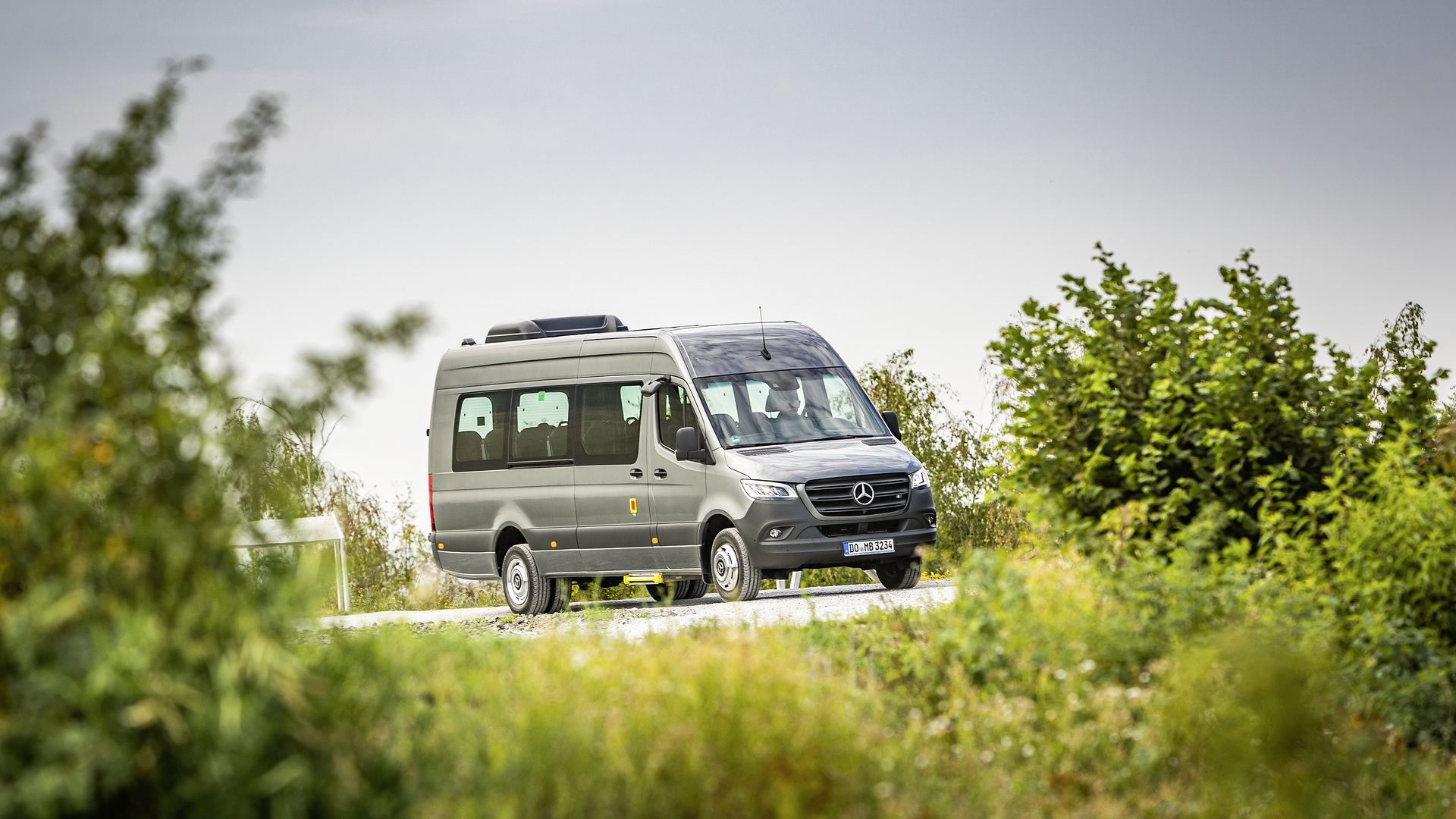 Mercedes-Benz Sprinter Transfer 45, Exterieur, selenitgrau metallic, Motor OM 651 mit 120 kW (163 PS), 2,14 L Hubraum, Sechsgang-Schaltgetriebe, Länge/Breite/Höhe: 7.367/2.020/2.860 mm, zulässiges Gesamtgewicht: 5,0 Tonnen, Bestuhlung: 18+1 Mercedes-Benz Sprinter Transfer 45