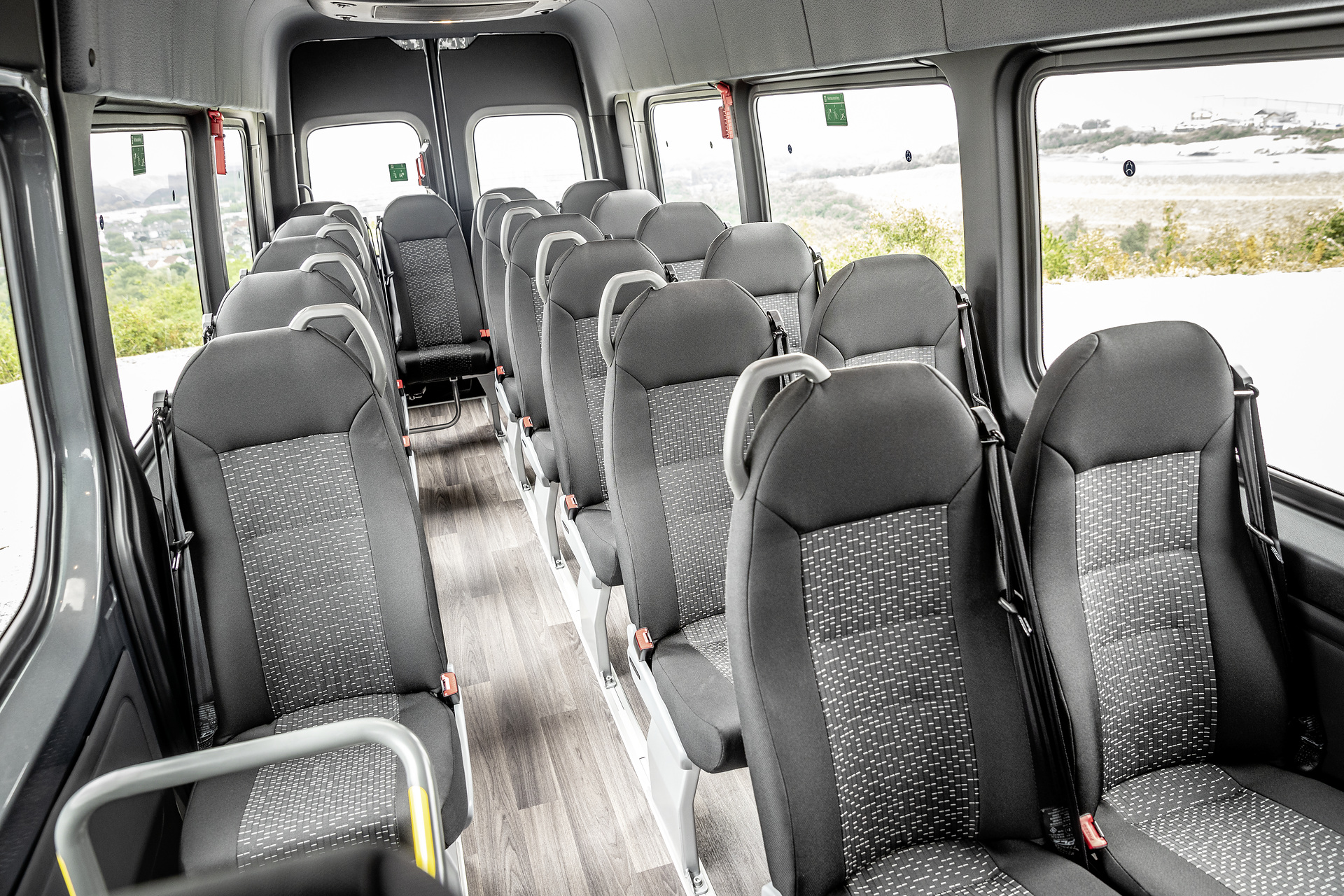 Mercedes-Benz Sprinter Transfer 45, Interieur, Sitzbezüge: schwarz, Motor OM 651 mit 120 kW (163 PS), 2,14 L Hubraum, Sechsgang-Schaltgetriebe, Länge/Breite/Höhe: 7.367/2.020/2.860 mm, Bestuhlung: 18+1 Mercedes-Benz Sprinter Transfer 45