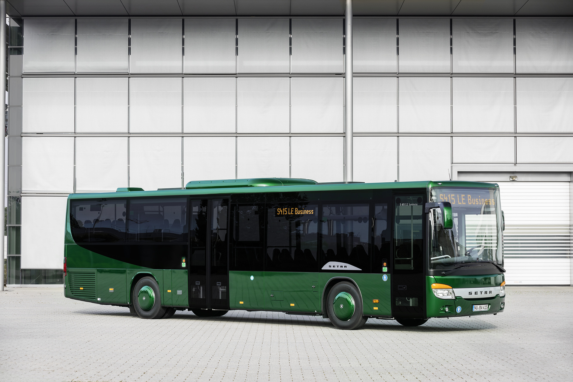 Setra S 415 LE business, Exterieur, Tannengrün Metallic, OM 936 Euro VI mit 260 kW (354 PS), 7,7 L Hubraum, 6-Gang Automatikgetriebe, Länge/Breite/Höhe: 12.330/2.550/3.350 mm, Bestuhlung: 1/41 Setra S 415 LE business