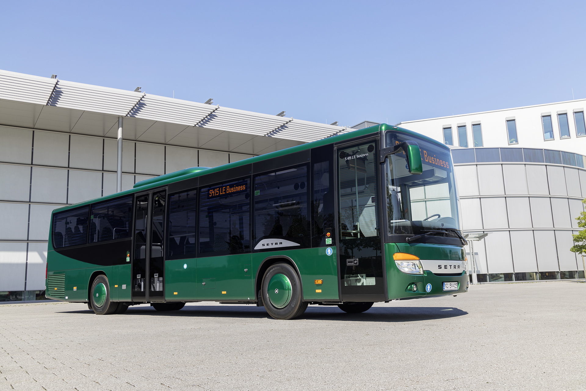 Setra S 415 LE business, Exterieur, Tannengrün Metallic, OM 936 Euro VI mit 260 kW (354 PS), 7,7 L Hubraum, 6-Gang Automatikgetriebe, Länge/Breite/Höhe: 12.330/2.550/3.350 mm, Bestuhlung: 1/41 Setra S 415 LE business