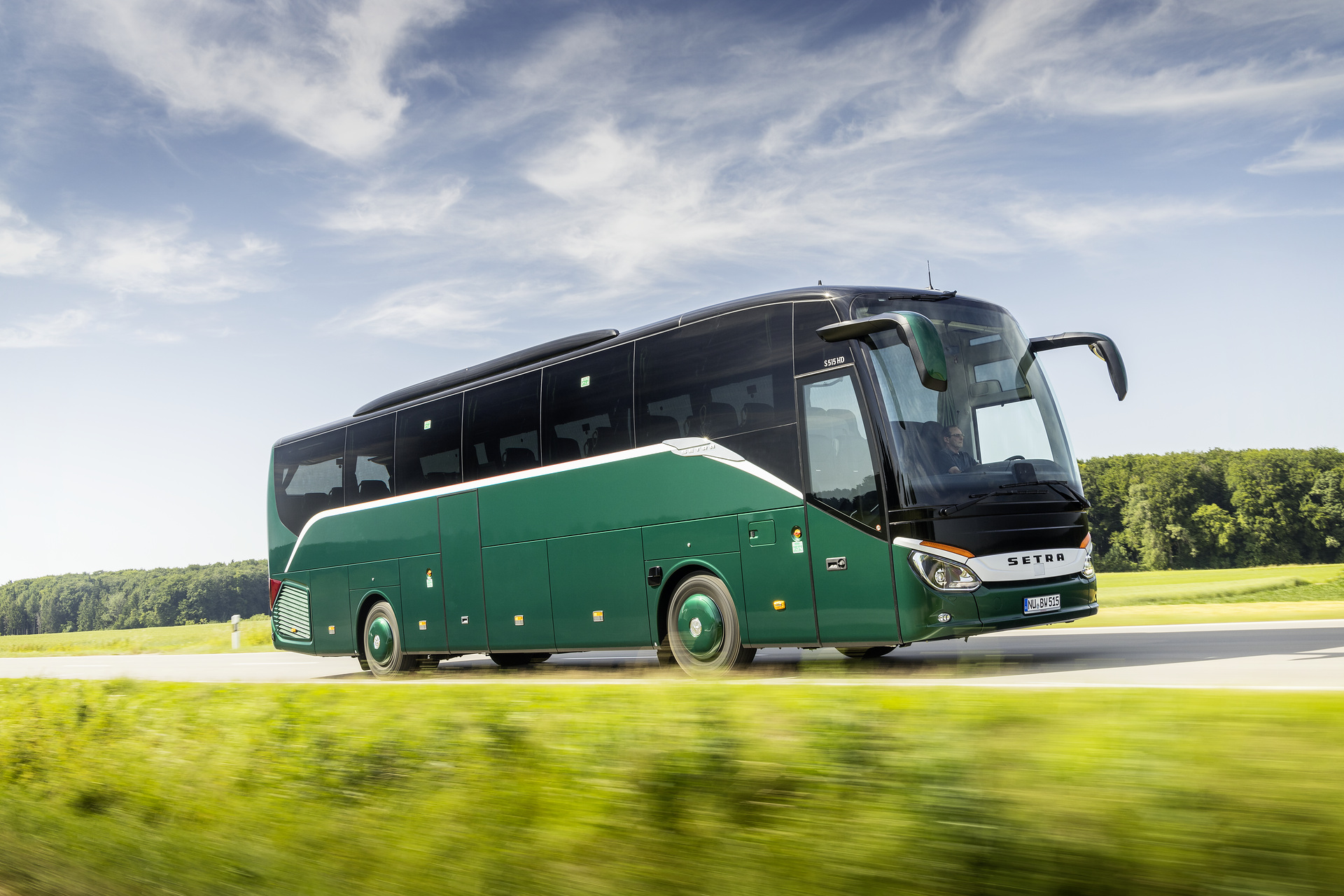 Setra S 515 HD ComfortClass, Exterieur, Tannengrün Metallic, OM 470 Euro VI mit 335 kW (455 PS), 10,7 L Hubraum, 8-Gang Mercedes PowerShift, Active Brake Assist 4, Sideguard Assist, Predictive Powertrain Control, LED-Scheinwerfer, Länge/Breite/Höhe: 12.295/2.550/3.770 mm, Bestuhlung: 1/44 Setra S 515 HD ComfortClass