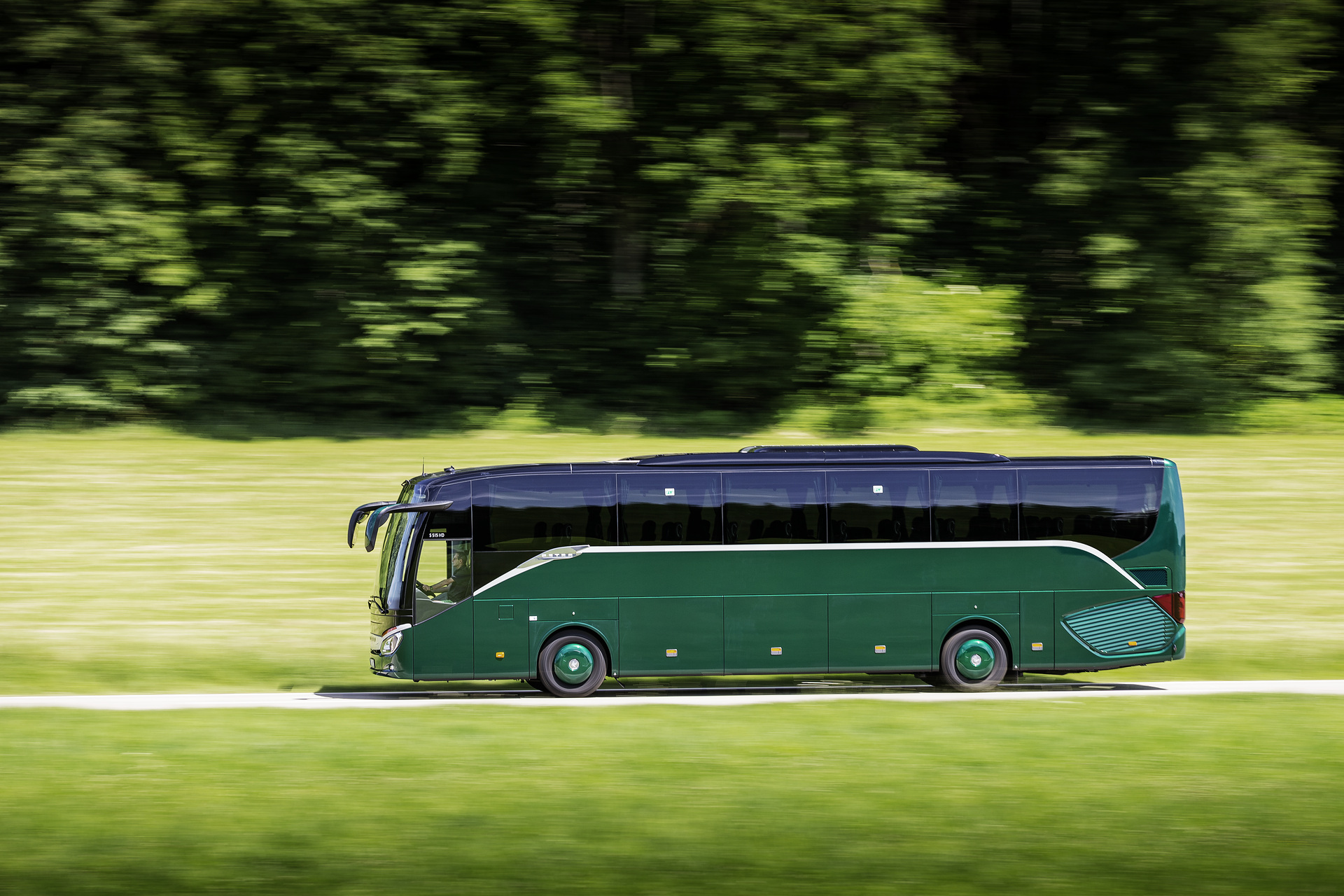 Setra S 515 HD ComfortClass, Exterieur, Tannengrün Metallic, OM 470 Euro VI mit 335 kW (455 PS), 10,7 L Hubraum, 8-Gang Mercedes PowerShift, Active Brake Assist 4, Sideguard Assist, Predictive Powertrain Control, LED-Scheinwerfer, Länge/Breite/Höhe: 12.295/2.550/3.770 mm, Bestuhlung: 1/44 Setra S 515 HD ComfortClass