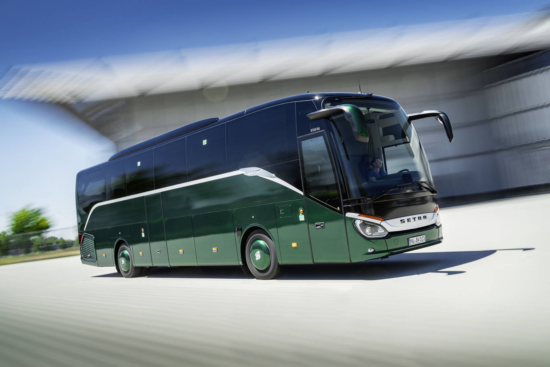 Setra S 515 HD ComfortClass, Exterieur, Tannengrün Metallic, OM 470 Euro VI mit 335 kW (455 PS), 10,7 L Hubraum, 8-Gang Mercedes PowerShift, Active Brake Assist 4, Sideguard Assist, Predictive Powertrain Control, LED-Scheinwerfer, Länge/Breite/Höhe: 12.295/2.550/3.770 mm, Bestuhlung: 1/44 Setra S 515 HD ComfortClass
