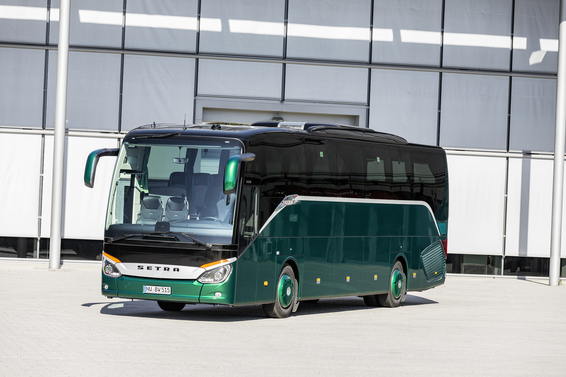 Setra S 515 HD ComfortClass, Exterieur, Tannengrün Metallic, OM 470 Euro VI mit 335 kW (455 PS), 10,7 L Hubraum, 8-Gang Mercedes PowerShift, Active Brake Assist 4, Sideguard Assist, Predictive Powertrain Control, LED-Scheinwerfer, Länge/Breite/Höhe: 12.295/2.550/3.770 mm, Bestuhlung: 1/44 Setra S 515 HD ComfortClass