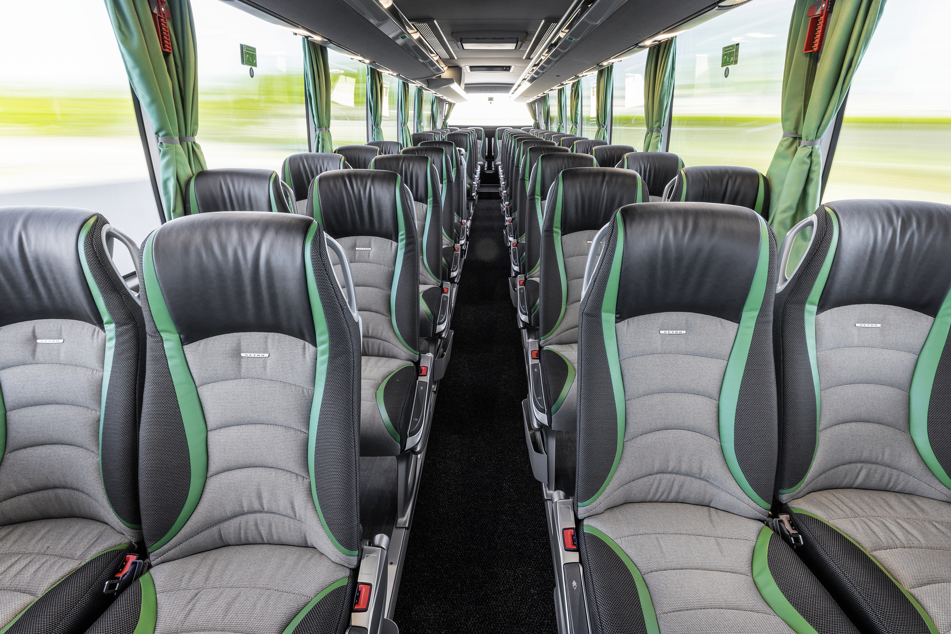 Setra S 515 HD ComfortClass, Interieur, Cockpit Comfort, MediaRouter, Sitzbezüge: kiesel, OM 470 Euro VI mit 335 kW (455 PS), 10,7 L Hubraum, 8-Gang Mercedes PowerShift, Active Brake Assist 4, Sideguard Assist, Predictive Powertrain Control, LED-Scheinwerfer, Länge/Breite/Höhe: 13.115/2.550/3.770 mm, Bestuhlung: 1/44 Setra S 515 HD ComfortClass