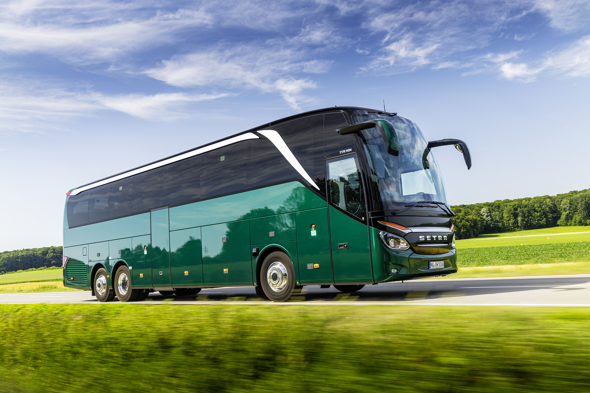 Setra S 516 HDH TopClass, Exterieur, Tannengrün Metallic, OM 471 mit 375 kW (510 PS), 12,8 L Hubraum, 8-Gang Mercedes PowerShift, Active Brake Assist 4, Sideguard Assist, Predictive Powertrain Control, LED-Scheinwerfer, Länge/Breite/Höhe: 13.325/2.550/3.880 mm, Bestuhlung: 1/50 Setra S 516 HDH TopClass