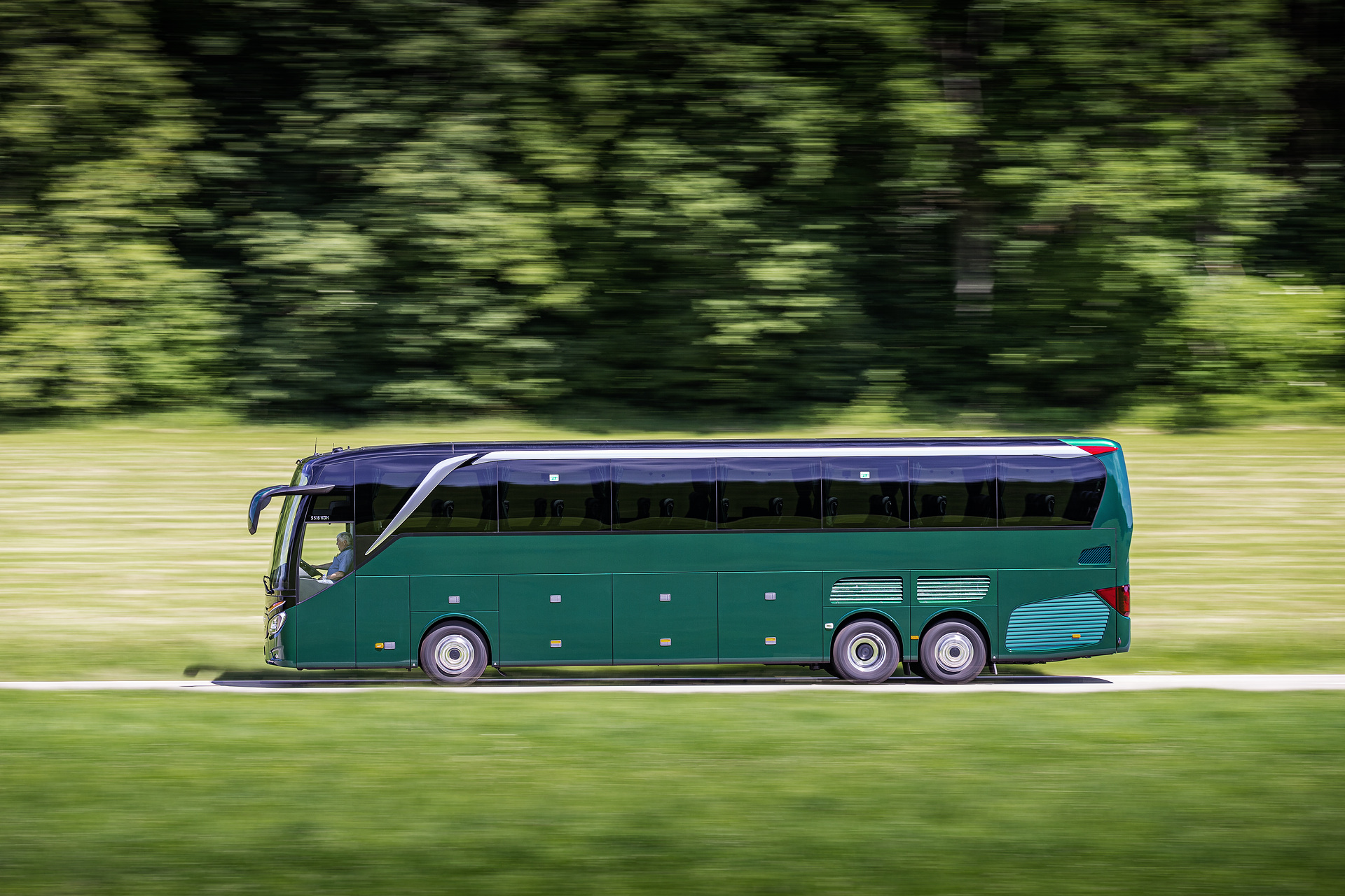 Setra S 516 HDH TopClass, Exterieur, Tannengrün Metallic, OM 471 mit 375 kW (510 PS), 12,8 L Hubraum, 8-Gang Mercedes PowerShift, Active Brake Assist 4, Sideguard Assist, Predictive Powertrain Control, LED-Scheinwerfer, Länge/Breite/Höhe: 13.325/2.550/3.880 mm, Bestuhlung: 1/50 Setra S 516 HDH TopClass