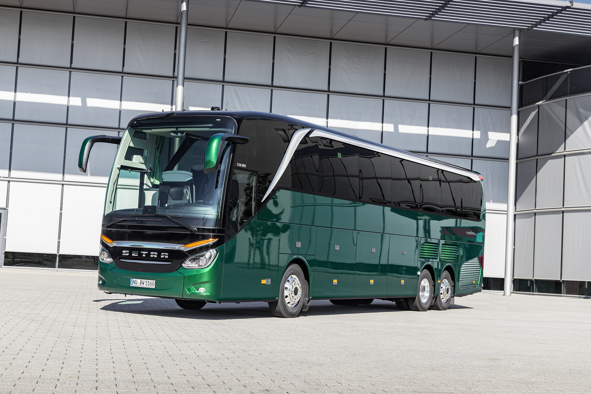 Setra S 516 HDH TopClass, Exterieur, Tannengrün Metallic, OM 471 mit 375 kW (510 PS), 12,8 L Hubraum, 8-Gang Mercedes PowerShift, Active Brake Assist 4, Sideguard Assist, Predictive Powertrain Control, LED-Scheinwerfer, Länge/Breite/Höhe: 13.325/2.550/3.880 mm, Bestuhlung: 1/50 Setra S 516 HDH TopClass