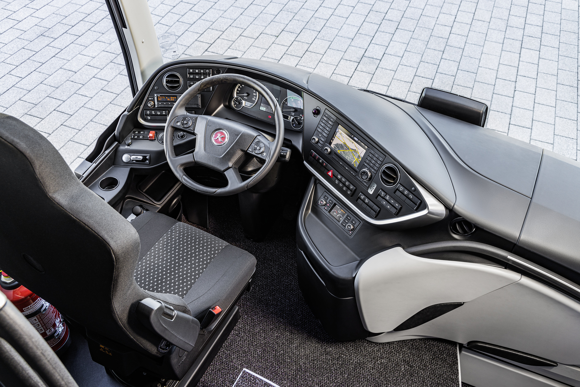 Setra S 516 HDH TopClass, Interieur, Cockpit Comfort Plus, MediaRouter, Sitzbezüge: Schwarz, OM 471 mit 375 kW (510 PS), 12,8 L Hubraum, 8-Gang Mercedes PowerShift, Active Brake Assist 4, Sideguard Assist, Predictive Powertrain Control, LED-Scheinwerfer, Länge/Breite/Höhe: 13.325/2.550/3.880 mm, Bestuhlung: 1/50 Setra S 516 HDH TopClass
