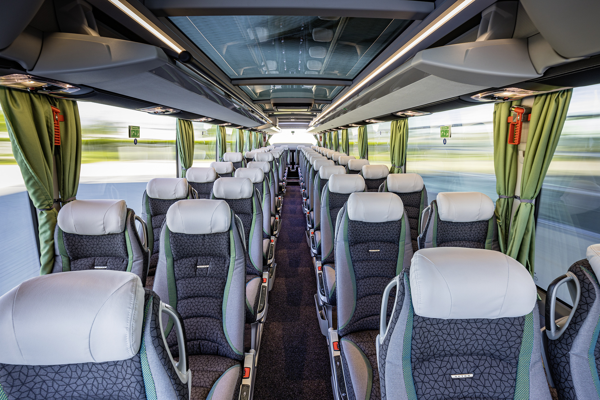 Setra S 516 HDH TopClass, Interieur, Cockpit Comfort Plus, MediaRouter, Sitzbezüge: Schwarz, OM 471 mit 375 kW (510 PS), 12,8 L Hubraum, 8-Gang Mercedes PowerShift, Active Brake Assist 4, Sideguard Assist, Predictive Powertrain Control, LED-Scheinwerfer, Länge/Breite/Höhe: 13.325/2.550/3.880 mm, Bestuhlung: 1/50 Setra S 516 HDH TopClass